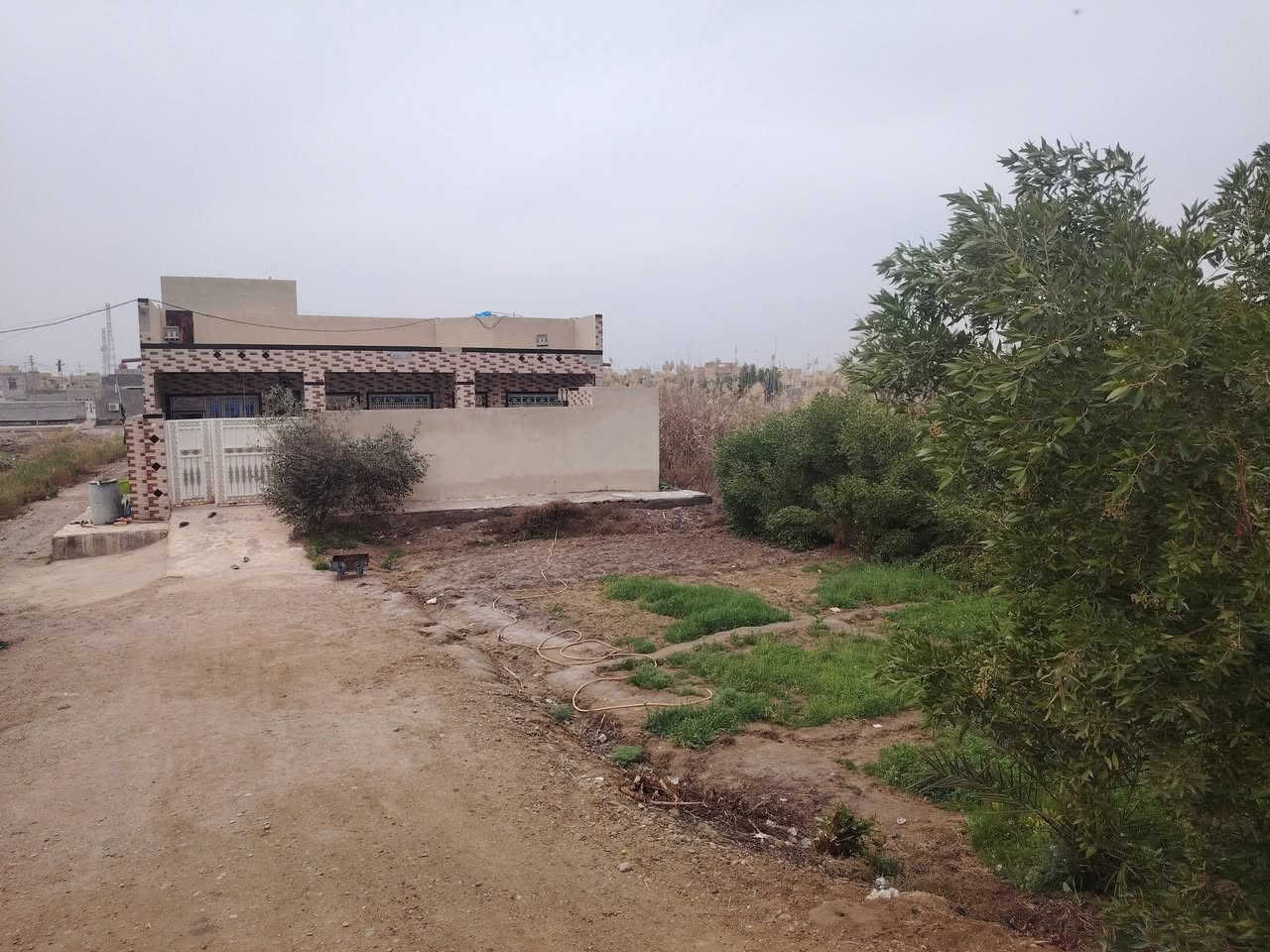 سلام عليكم متاح نصف دونم يحتوي على بيت ٣٠٠متر+مشتمل خلف حي الفنانين يوجد كافه الخدمات ماء اساله مع كهرباء وشارع تبليط يبعد عن سوق حي العسكري 5 دقائق للأستفسار الاتصال على الرقم ***********
