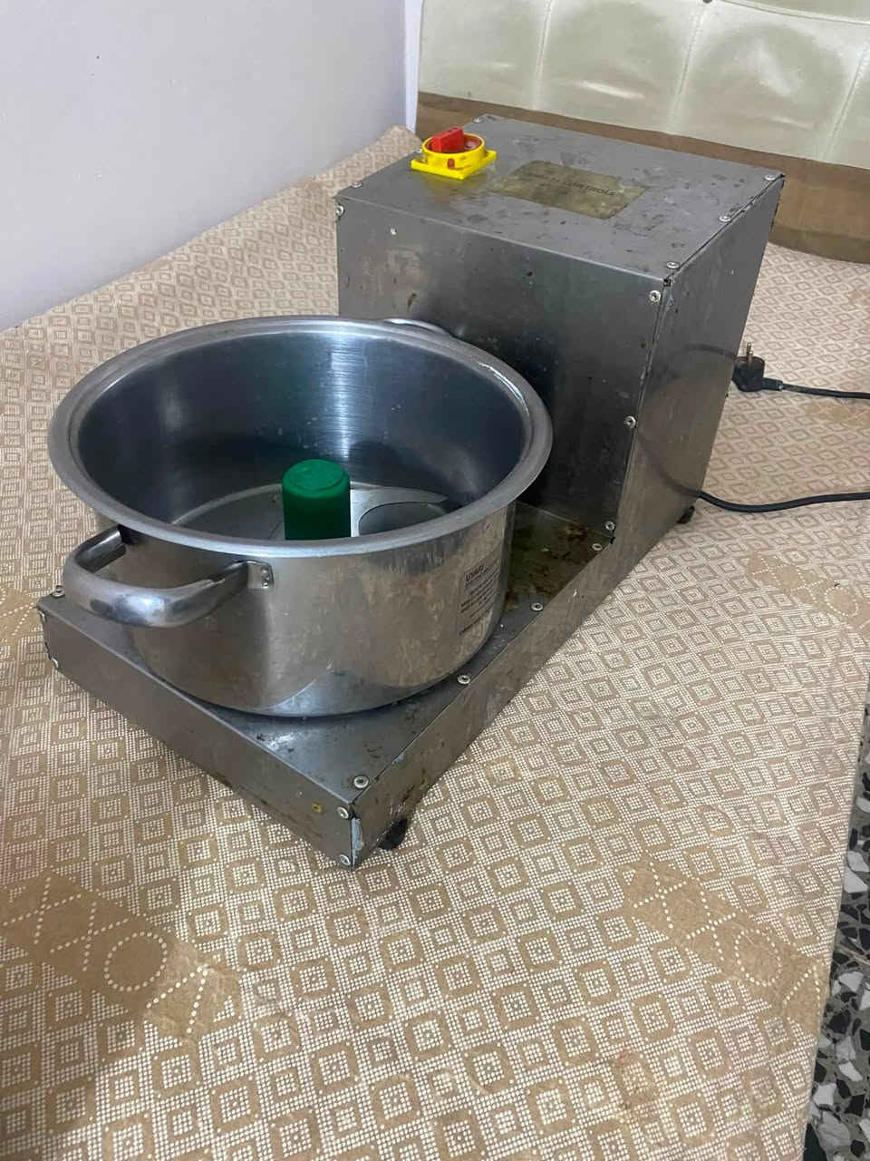 خلاط حمص جديد الله شاهد استعملته مرتين وعفته شغال 100 ب100 17 كيلو السعر : 300 وبي مجال المكان : بغداد 
للاستفسار : ***********
