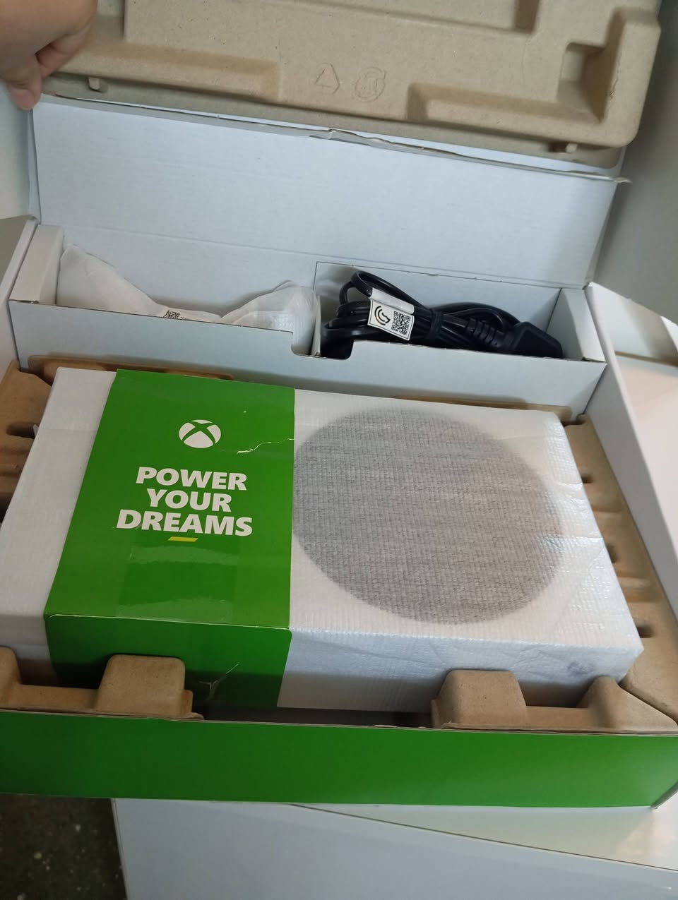 📌 للبيع Xbox Series S 
🔹 الجهاز نضيف كلش استعمال خفيف
🔹 كارتونه الأصلي + ملحقاته كاملة
🔹 بي اشتراك شغّال
🔹 ألعاب محمّلة وجاهز للعب
🔹 ضمان محل 3 أشهر
🔹 سبب البيع: عدم الحاجة
💰 السعر: 400 ألف  سيرس اس الجيل الجديد  نضيف جدا للبيع وياه اشتراك والسعر 400 وبي مجال بسيط


**إذا كنت صاحب هذا الإعلان وتريد حذفه لأي سبب، رجاءا أرسل رسالة إلى الدعم الفني**