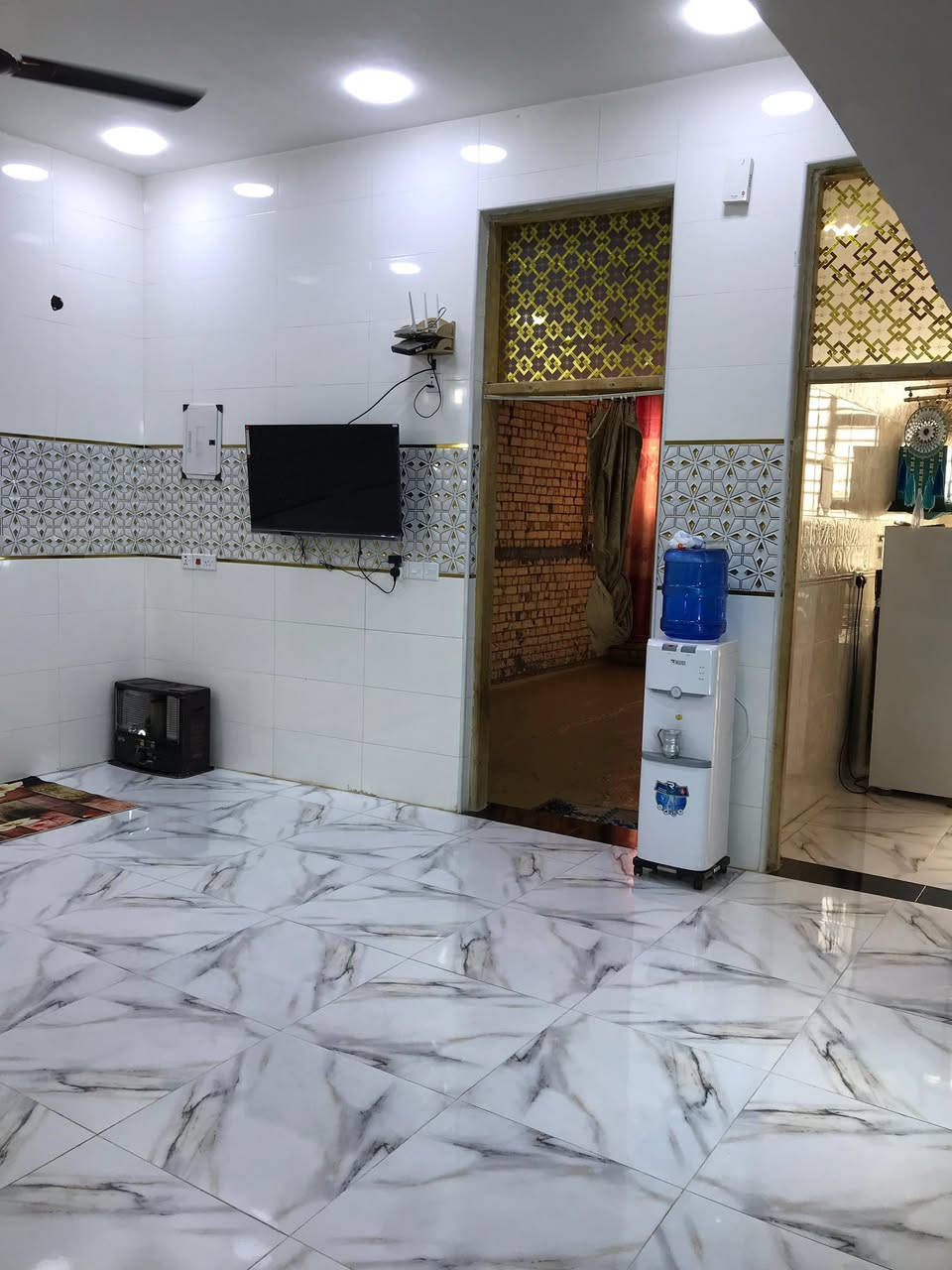 السلام عليكم بيت طابو لبيع موقع حي الحسين مساحة١٣٠م يتكون من غرفه ومطبخ وصاله وصحيات داخلية وخارجيه  واستقبال بعده مكامل الاستفسار اتصال ع رقم ***********
