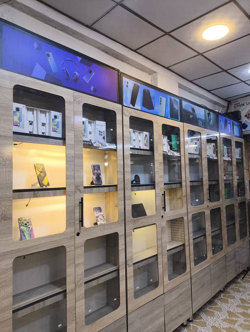 📢 فرصة استثمارية مميزة.. محل تجاري كامل للبيع 
​ عرض المحل بالكامل للبيع  يعني تستلم وتشتغل مباشرة.
~~~~~~~
​📍 العنوان والتفاصيل المالية:
​اسم المحل: مكتب الأمير للموبايلات.
​العنوان: [: الأنبار - هيت -شارع الچري-مقابل مرطبات السرمد ...]

​📞 للاستفسار والتواصل:
يرجى الاتصال على الرقم:[ ***********]
أو المراسلة مباشرة عبر الواتساب. هيت, الأنبار
