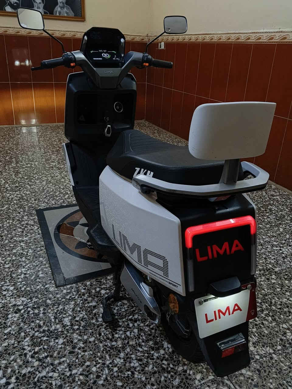 بسم الله الرحمن الرحيم 
دراجه شحن من شركه LIMA دراجه جاهزه بحاله الشركه ومكفوله كفاله عامه مابيها اي نقص اخت الجديده مثل ماموضح بلصور 
گير 3 سرعات 
لايت زنون عالي ناصي 
دبل اشاره 
تشغيل عن بعد 
حساسات سرقه 
حساس قفل التايرات امامي وخلفي 
6 بطاريات مسطره 
سرعتها 75
 تمشيك 50 كيلو ب الشحنه الوحده 
حجم الملف 150 cc
ضمانها من الوكاله ينتهي بتاريخ 11/8 بعدله 5 اشهر و13 يوم 
سعرها 820 وبيها مجال للشراي 
مكاني بغداد الشعله 
رقمي ***********
