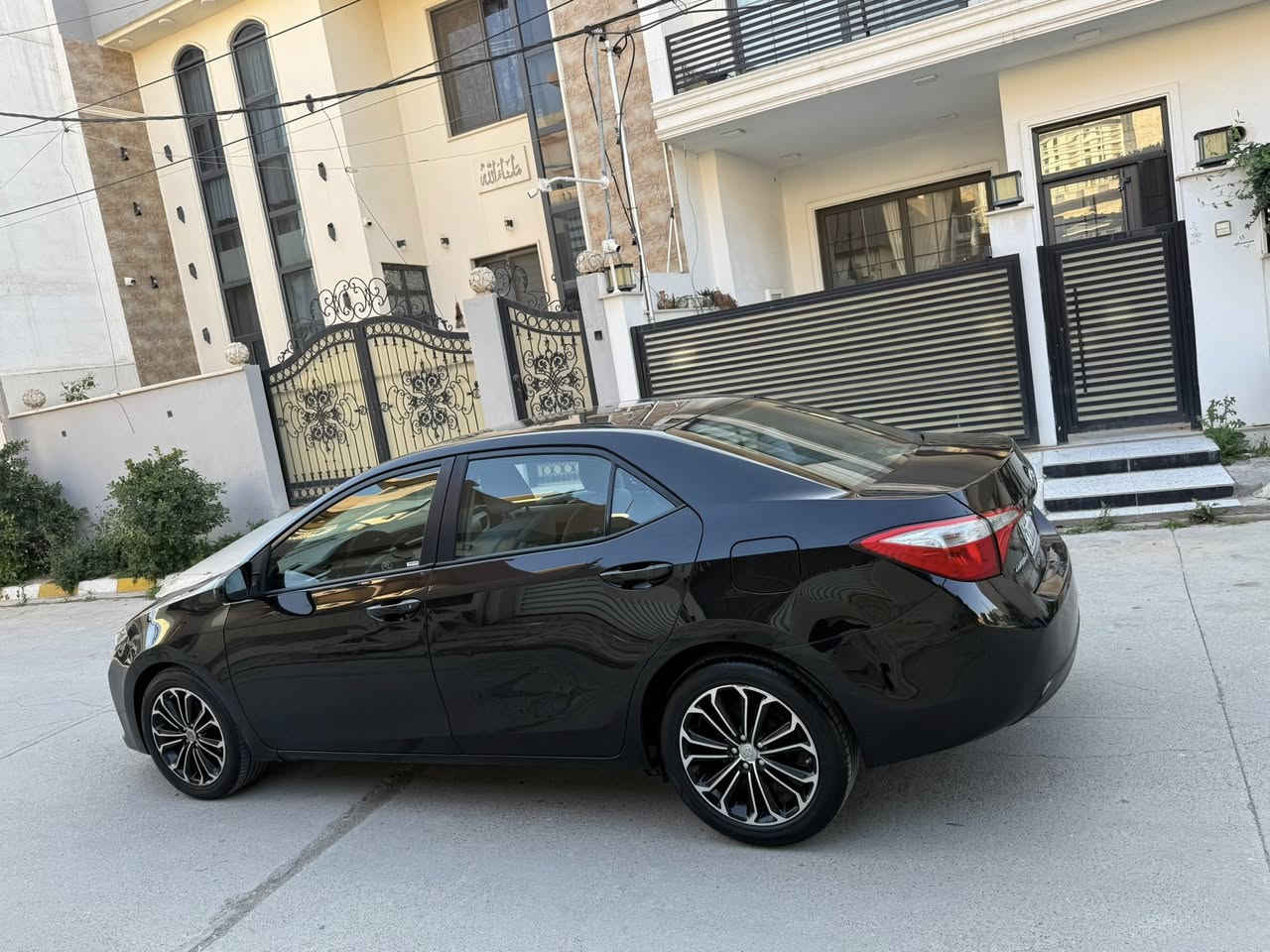 سيارة كورلا وارد امريكي 2016 
موصفات Le شرط كير محرك صدر امامي خلفي جاهزها اربعه تايرات جددت تحويل مباشر بيها جاملغ وبونيد تبديل وقطعتين كلير امزيكا وباقي سياره كفاله عامه سعر 120
***********
