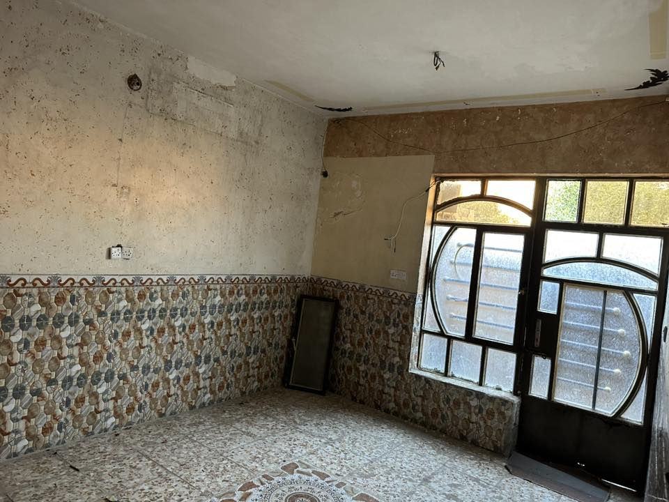 مشتمل 50 متر للايجار
يحتوي على غرفه و استقبال و مطبخ و ملحقات 
عنوان جكوك الاساتذه مجمع الكرفانات 
***********
