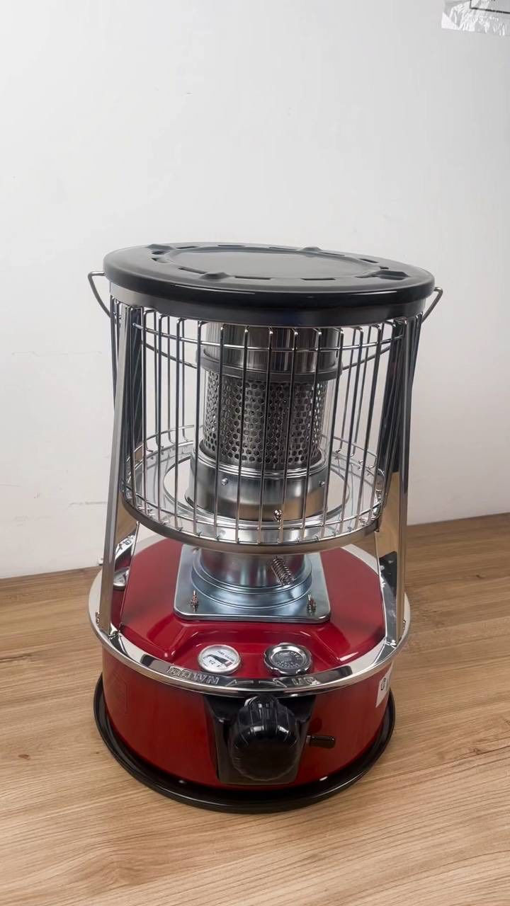 مدفأة نفطية ليبرونيك LC-78 بخزان مزدوج وسعة 5.3 لتر
الاستخدامات

توفير تدفئة قوية وفعّالة للمنازل، المكاتب، الكرفانات، المحلات، والمخيمات.

مناسبة للاستخدام في المساحات المفتوحة وشبه المغلقة مثل الحدائق والمخازن.

مثالية للطوارئ وانقطاع الكهرباء لكونها تعمل دون الحاجة لأي مصدر طاقة كهربائية.

يمكن استخدامها لطهي وتسخين الماء (بفضل حامل الغلاية المدمج في التصميم).

المميزات

سعة خزان كبيرة 5.3 لتر تمنحك ساعات عمل أطول دون الحاجة للتعبئة المتكررة.

نظام خزان مزدوج يضمن عدم تسرّب الوقود حتى عند انقلاب المدفأة.

قدرة تدفئة عالية 10,000 BTUساعة لتدفئة سريعة وقوية.

فتيلة من ألياف الزجاج (Glass Fiber Wick) مقاومة للحرارة، تدوم طويلًا وتوفر احتراقًا ثابتًا.

قفل أمان Safety Switch يمنع الاشتعال غير المقصود ويحمي الأطفال.

طريقة تشغيل سهلة بالقدّاحة أو عود الثقاب دون أي تجهيزات إضافية.

عاكس علوي معدني يوجه الحرارة للأسفل ليمنح دفئًا لأقدامك وأرجلك.

شبك حماية فولاذي عالي المتانة يمنع ملامسة الشعلة ويحمي من الاحتراق.

مدخنة (Chimney) من الستانلس ستيل مقاومة للصدأ وعمرها طويل.

هيكل معدني متين يتحمل الاستخدام المستمر.

إمكانية رفع الفتيلة وتعديل الاحتراق بسهولة عبر مقبض التحكم الجانبي.

احتراق نظيف بدون دخان عند استخدام كيروسين عالي الجودة.

وزن تقريبي: 5.5 كغ (حسب الكتالوج).

أبعاد الكارتون: 33 × 33 × 48 سم.

محتويات الصندوق

مدفأة نفطية ليبرونيك LC-78.

فتيلة مدمجة جاهزة للاستخدام.

غطاء حماية علوي.

قاعدة تثبيت معدنية.

كتيّب تعليمات كامل ENGLISH.

أدوات تركيب بسيطة عند الحاجة.

الملاحظات

يفضّل تشغيل المدفأة باستخدام كيروسين أبيض (Lighting Kerosene) فقط للحصول على أفضل أداء.

يجب تهوية المكان كل فترة عند الاستخدام الطويل.

يمنع تعبئة الخزان أثناء اشتعال المدفأة.

في حال انسكاب الوقود يجب تنظيفه قبل التشغيل.

يجب "حرق الفتيلة فاضي" (Dry Burn) كل 20–30 يوم لتنظيف الرواسب وإطالة عمر الفتيلة.

يمنع استخدام المنتج في الأماكن الضيقة دون تهوية.

آمنة عند الانقلاب بفضل نظام الخزان المزدوج، لكن يُعاد وضع المدفأة بشكل مستقيم فورًا.

سعر١٥٠

متوفر توصيل لجميع محافظات 🇮🇶


**إذا كنت صاحب هذا الإعلان وتريد حذفه لأي سبب، رجاءا أرسل رسالة إلى الدعم الفني**