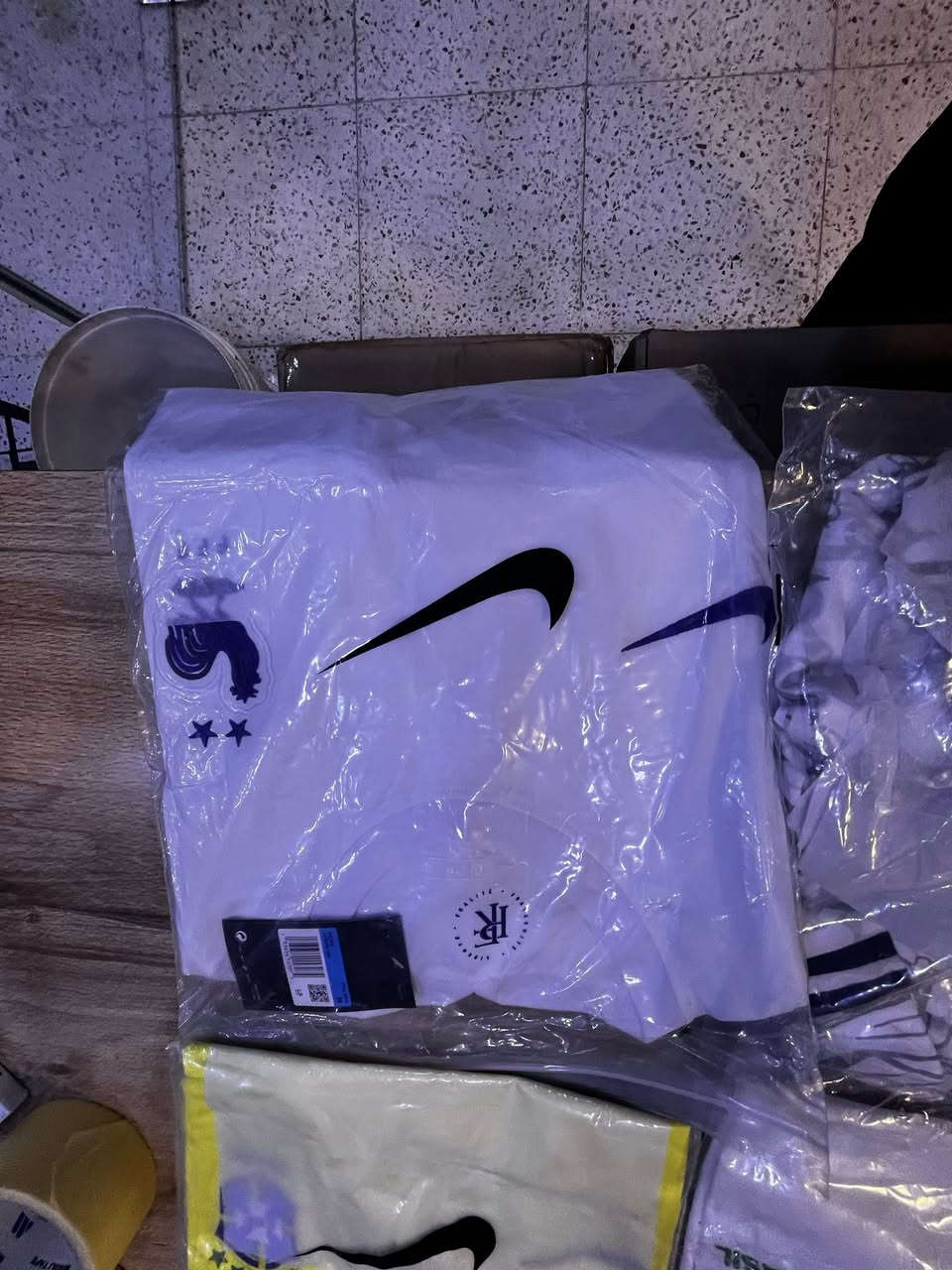 يابة دريسات اصلية وباركود للشركة مال برازيل الاصفر ٥ قطع قياسات شبابية سمول ميديم ولارج.  
 * مو نايلون الدرزن ب٥٠ لو مدري.  
اصلي اصلي اصلي فئة لاعب
تريد شلعة  ١٠ دريسات ب١٢٥ الف واذا مفرد غير سعر يعني اصلي وسعره ب١٢،٥٠٠ هاي اذا شلعة واذا مفرد الواحد ب١٥. وتنورني خاص اذا شراي. واتساب *********** مكان بغداد
