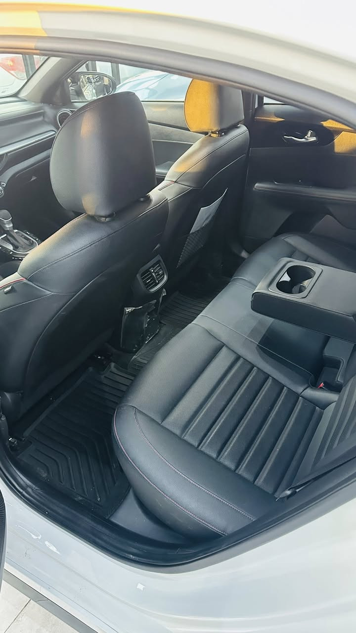 السلام عليكم
كيا فورتي 2023. GT plus 
ماشية 42 الف ميل 
السيارة كلين حادثها فقط دعامية ومصلحة نفسها بدون ايرباك بدون دواخل بدون بارد بدون تكحيل بدون ملاحظات 

السيارة كاملة مكملة يعني ماتصرف عليها دينار

محرك 1600 تيربو 

مواصفات الفورتي معروفة:
فتحة بل سقف
كشنات جلد حار بارد 
رادارات امامية خلفية جانبية 
بصمة تشغيل عن بعد 
شاشة جبيرة كار بلي  
وباقي مواصفات ال GT معروفة 

رقم الشاصي موجود بل صور

لحد يكول ليش ماكاتب السعر انت شراي اتصل واستفسر واجاوبك بعيوني 
***********
***********
