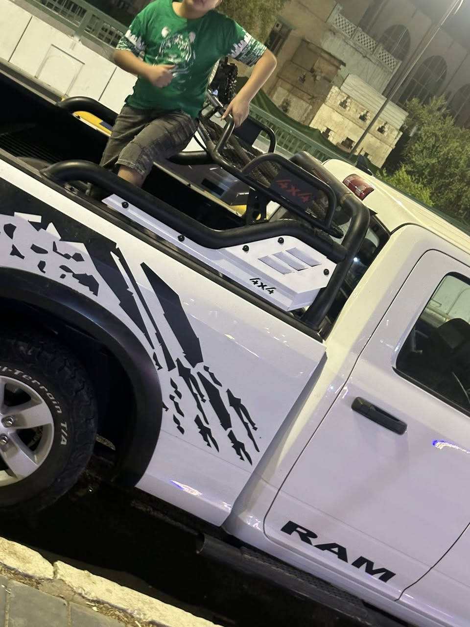 رام موديل 21 بدي قصير وباب قصير مستعجل على البيع حادثهة باب وجاملغ جهة السايق وبيهة قطعات صبغ متفرقة قليلة سيارة جاهزة من كلشي رقم اربيل باسمي تخم تاير جديد صدر كلة جديد امامي خلفي  جاهزة من كلشي السعر. 220  وبيهة مجال  مكاني شارع حيفا.  ***********   محرك 6 سلندر
