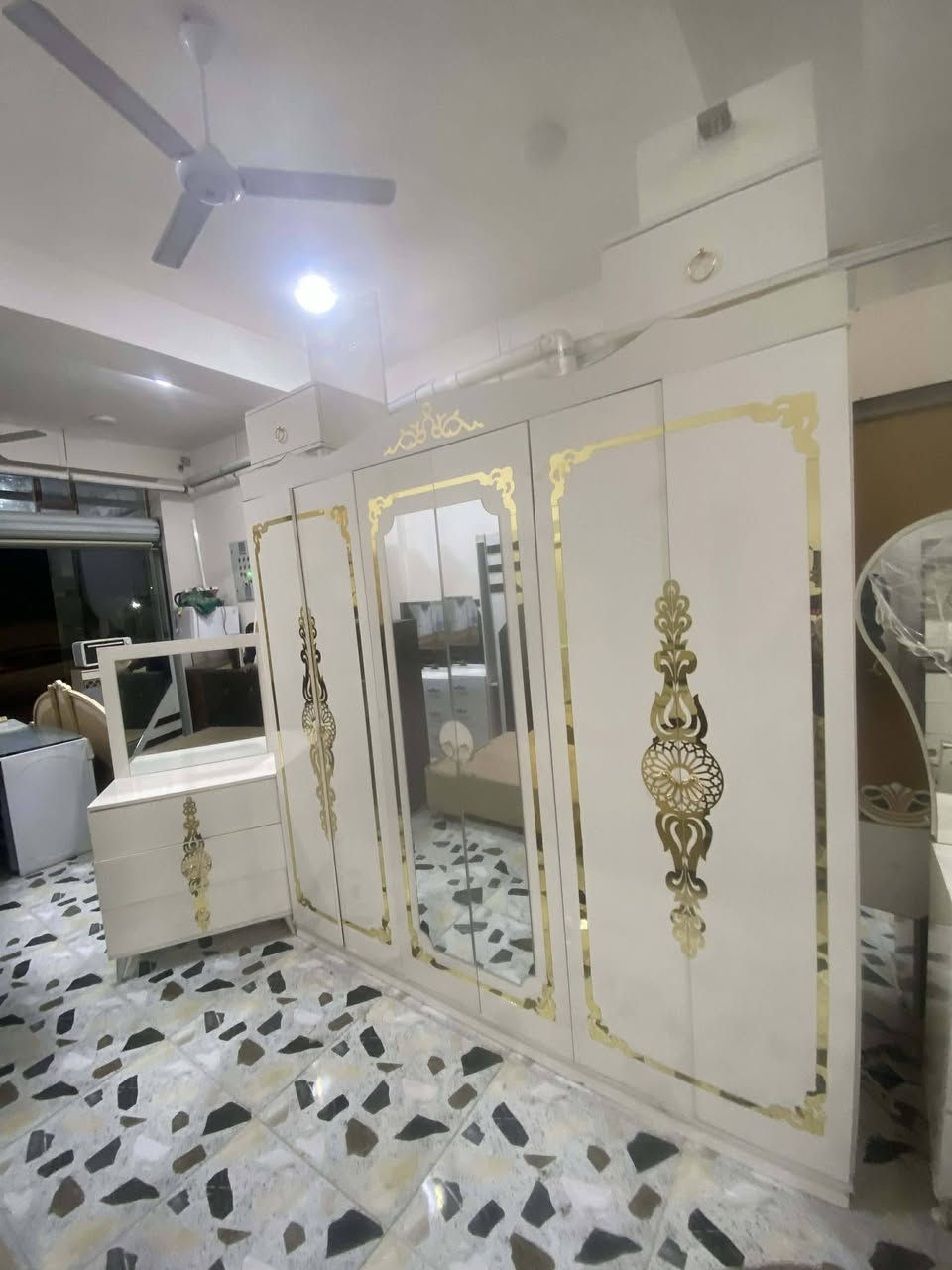 السلام عليكم غرف نوم تركي     تكريت حي العصري نهايت شارع البلديه يم أسواق البركه يوجد خدمت التوصيل الرقم ***********
