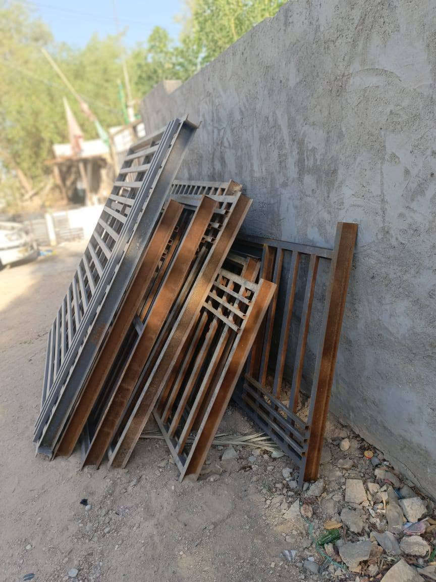 السلام عليكم حداديه 5شبابيك 4منهن العرض متر ونص وطول مترين الخامس مترين ب مترين بيبان ثنين مدخل استقبل ومدخل مطبخ/للستفسار ***********
