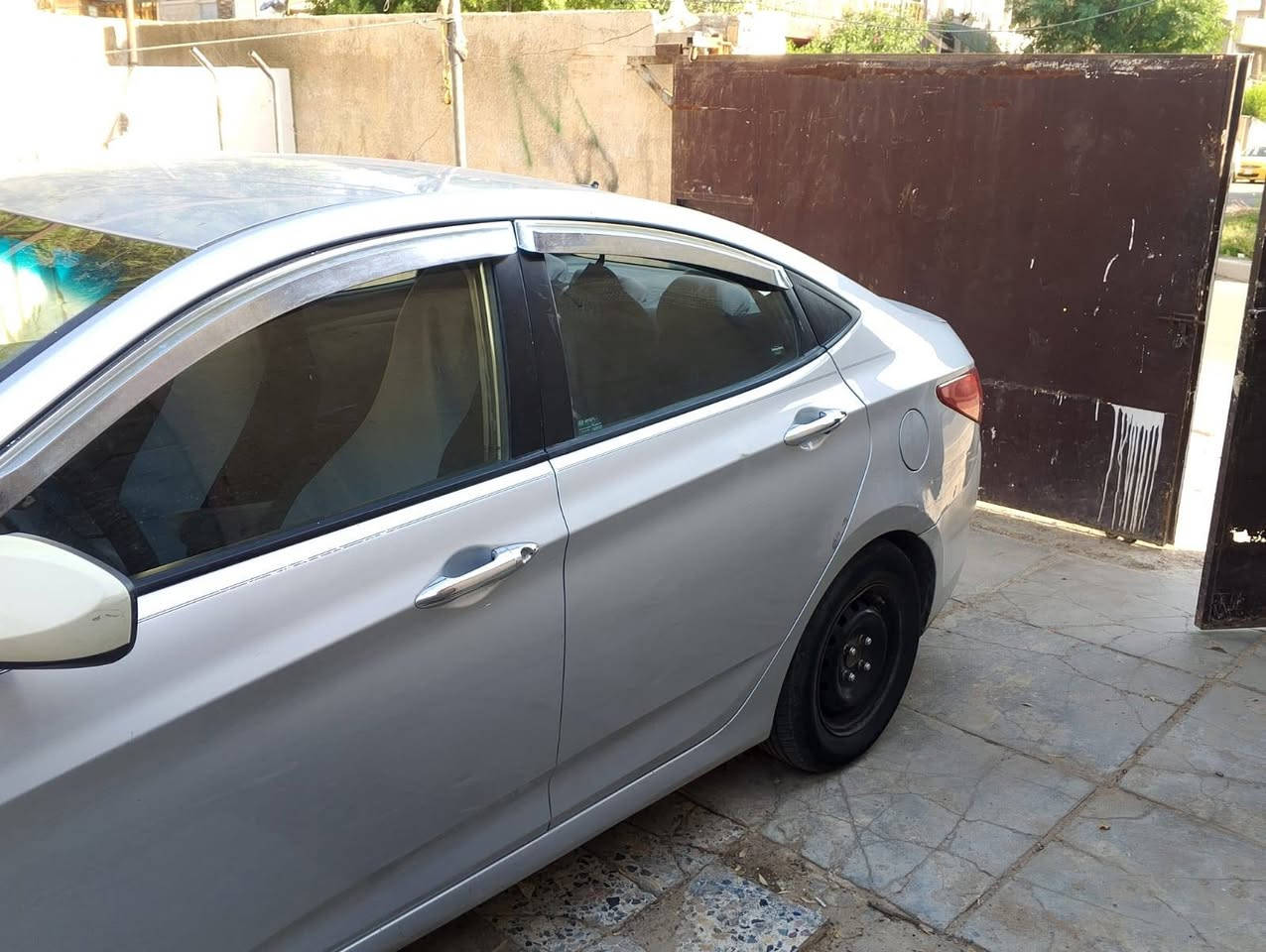 خليجي 
2014 
ماشية 107
بيها مشط ستيرن والطخات
ضربه بالهلال مال جاملغ
محرك 1600 GDI
سعر 80 $
مكلف بالنشر الاتصال مع صاحب السيارة 
***********
