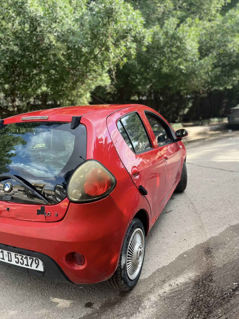 السلام عليكم سيارة جيلي باندة موديل12سيارة جاهزة من كلشي كاملة مكمله كير محرك خير من الله سيارة مال بنية كامله وحلوة للبيع بكاني بغداد حي القاهرة سعر48 بيها مجال للشراي ***********
