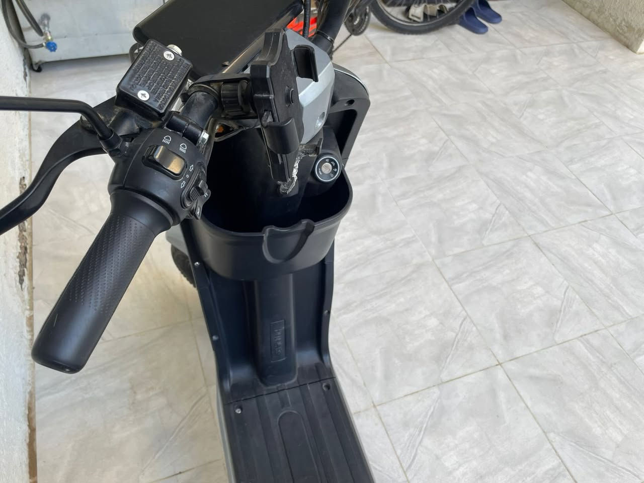 سلام عليكم دراجة شحن R10 ريان خمّس بطاريات 🔋 وثلاث سرعات والسرعه 60 الحقيقيه توصل 55 وكلشي شغال بيهه ومامتعوبه ونظيفه وناعمه وتخبل سعرها 430 وبيهه مجال بسيط مكاني كربلاء قرب ثانوية الوتار الرقم ***********
