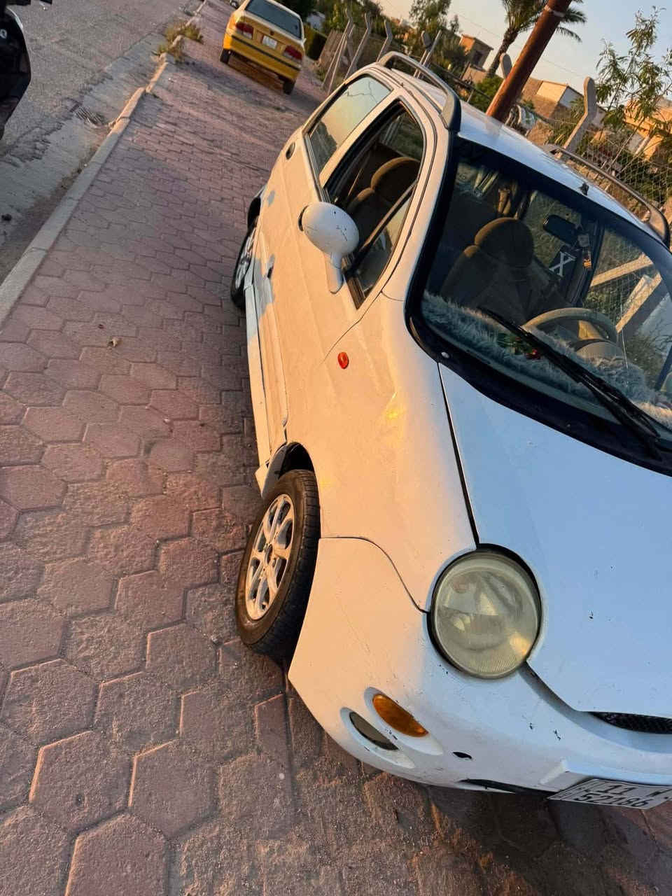 📢 بيان عاجل من "كيوكيو" البيضاء.. رداً على اتهامات الغدر! 🚗💨
يا جماعة، شفت صاحبي ناشر ومنقهر ويقول "باعت العشرة".. حبيت أوضح موقفي قبل لا أنباع وتأخذون عني نظرة غلط!

أني كيوكيو 2012، صارلي سنين صابرة وياه، أصعده بالحر والبرد، وما يوم قلتله "آخ".. بس هو عينه صارت على غيري! وقرر يبيعني بدم بارد.

المواصفات اللي راح يخسرها:
بياضي الناصع: لون أبيض يلمع، موديل 2012، ورقمي بغداد إنكليزي.. يعني أرفع راسه وين ما يروح.

قلبي القوي: محركي 1500، 4 سلندر، أنظف من الشاشة اللي تقرون بيها.. أدوس وأشمر وما أقول لا.

برودي القاتل: تبريدي شغال ويثلج، يعني اللي ياخذني ينسى الصيف وحر الصويرة.

رشاقتي: كير أوتوماتيك، يعني اللي يسوقني يحس نفسه قاعد بمرجوحة، مو بسيارة!

كلمة أخيرة قبل ما أنتقل لبيت جديد:
أني باسمه، والتحويل ثاني يوم (يعني ما عندي سوابق!). مكاني بحي الغدير بالصويرة، ومنتظرة "شريك حياة" جديد يعرف قيمتي وما يقول عني غدارة.

💵 المهر المطلق:
صاحبي يريد 26 ورقة، ويقول "بيها مجال بسيط" للي قلبه حنين ويفتهم بالسيارات النظيفة.

📞 للي يريد يخلصني من هذا "المغدور":
***********
