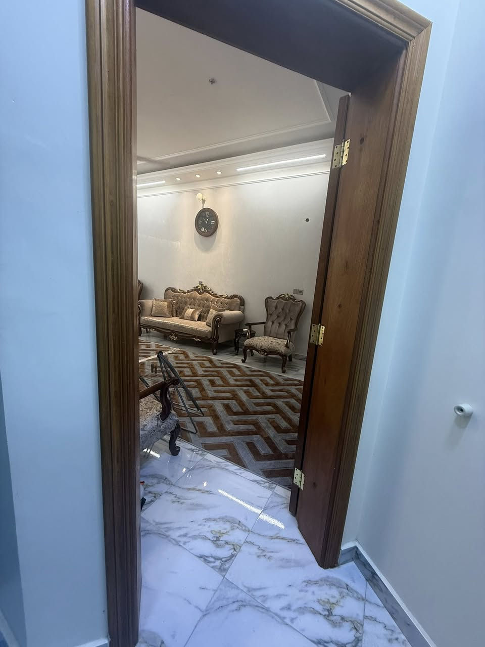 سلام عليكم
بيت للبيع مساحته 200م

طابقين الطابق الاول يتكون من غرفتين نوم غرفة يوجد فيها حمام داخلي + صالة + استقبال + صحيات داخلية + مناور عدد 2 + صحيات خارجية 
الطابق الثاني غرفتين نوم + صالة + صحيات + سطح الارضية حامضي 

بناء حديث الموقع حي العمال قرب  شارع الخدمي قرب السيطرة  

***********
‭0780 762 1716
