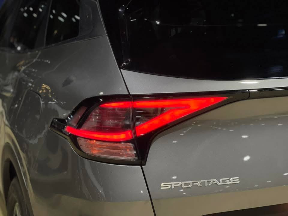 السلام عليكم ورحمة الله
.....للبيع فقط
 Kia Sportage Lx 2023 
وارد امريكي الشاصي الكبير 
🔵 الضرر 🔵
صبغ نصف الجاملغ الأيسر مع حافة البنيد وبارد فقط عند قبق البنزين ايرباك الدركة فقط 
جميع الإرباك على وضع الشركة
🔵حالة السيارة 🔵 
السيارة جاهزة من كلشي محرك و كير وتبريد و راديتر كلة على وضع الشركة 
عداد المسافة المقطوعة 26 الف مايل حقيقي 
رقم مؤقت جاهز للترقيم على اي محافظه 
🔵المواصفات🔵
▫️رادار امامي 
▫️مانع اصطدام
▫️حساس خلف
▫️كامرة خلفية 
▫️شاشة تدعم كار بلي 
▫️سايد ابريك بصمة 
▫️ثلاث أنظمة قيادة (سبورت -نورمل -سمارت)
▫️قيادة ذاتية 
▫️نظام منحدرات 
▫️مثبت سرعه
 ▫️تحذير عند الخروج من المسار 
🔵السعر 🔵
  178 وبيها مجال للشراي 
🔵العنوان🔵
النجف الاشرف (المدينة المائية )
للتواصل: ***********
