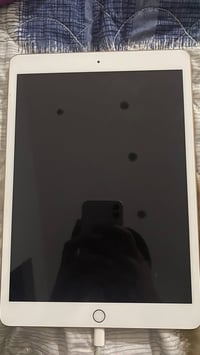للبيع iPad 7 – 32GB – لون شمباني / ذهبي فاتح  الحالة: مستعمل / ممتاز  ...