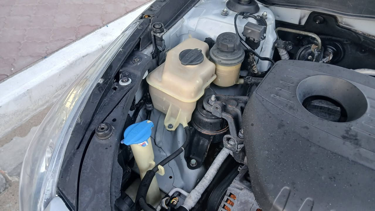 سلام عليكم سياره سوناتا موديل 2012 السياره كوري مكفوله من الصبغ مكفوله السياره من الضربه ولكص جديده لمرحله مكينه وكير جاهزه السياره السعرها 100 بيه مجال قليل 
الاستفسار على الرقم/ ***********
