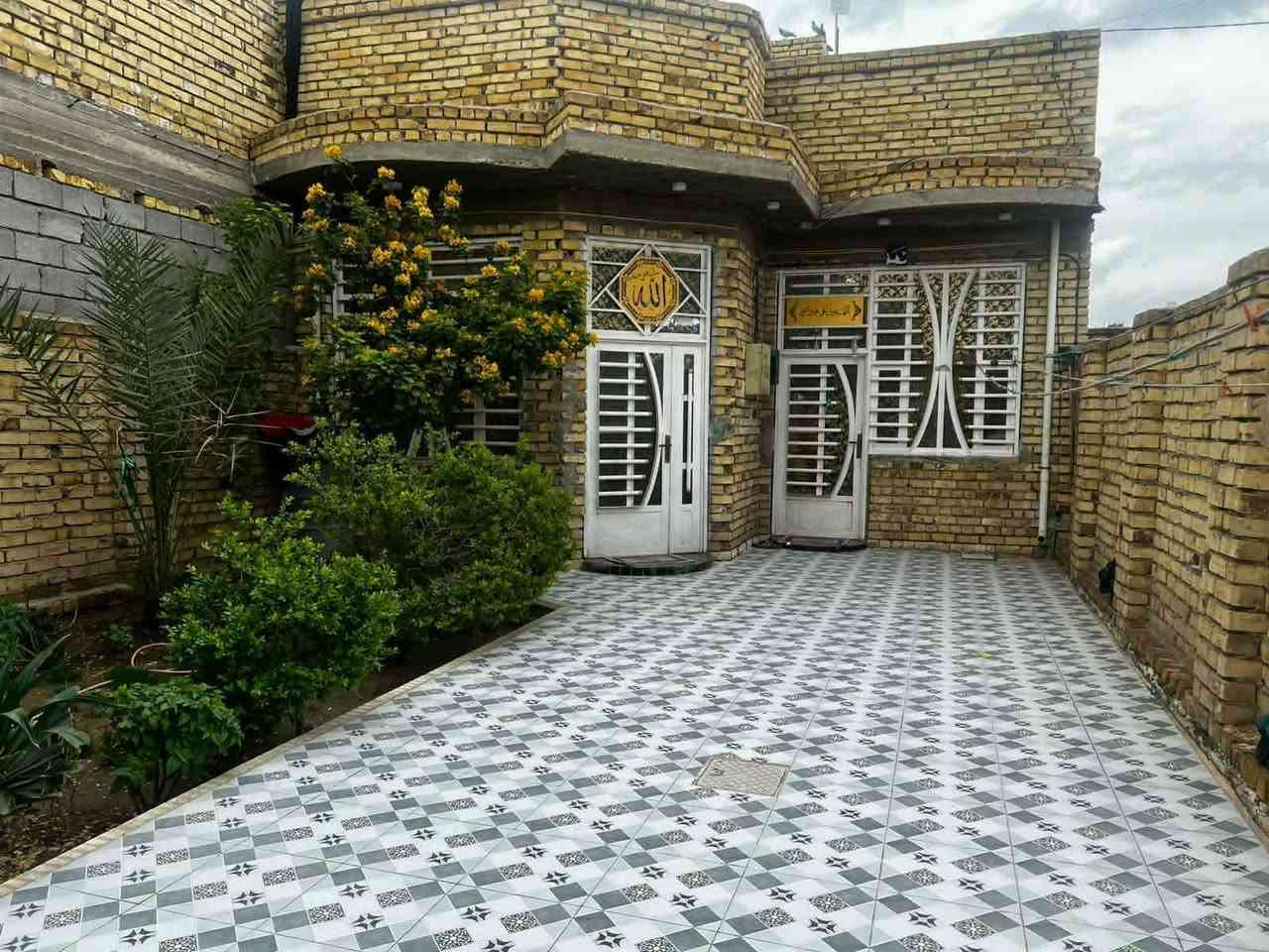 بسم الله الرحمن الرحيم
دار للبيع 🏘️ 

المساحه 200 متر 

بناء درجة أولى 

يحتوي البيت على 

غرفتين نوم 

استقبال ضيوف 

صاله 

مطبخ 

حمامات 

الموقع گاع الزكندري 

شارع المدرسه 

يبعد عن الشارع 15 متر 

الاستفسار أكثر 
يرجى مراسلة الصفحه 
أو الاتصال على الرقم التالي 

  ***********

