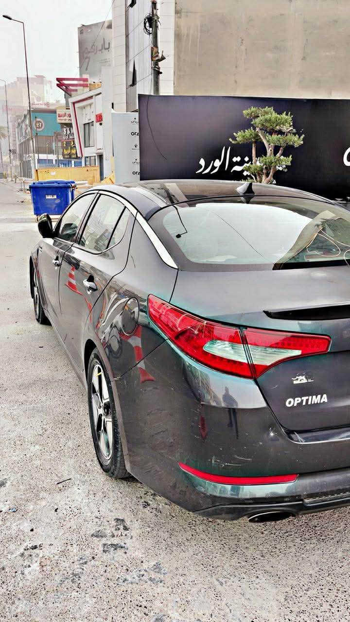 سلام عليكم سياره كيا اوبتما بسمي. تحويل مباشر رقم جديد نكليزي. سياره فول. موصفات 1/1 فول. فول. فول. فئه  XS بانرامه شفتات ستيرن شاشه ايباد سياره بيها نقوصات بسيطه جده رقمي. *********** بغداد, العراق
