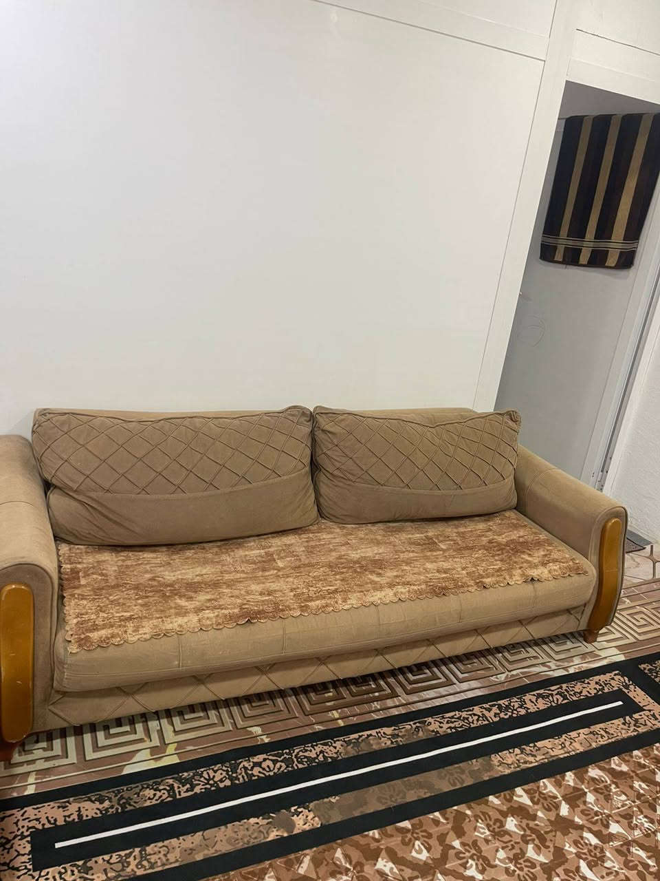 بسم الله الرحمن الرحيم
تخم تزكام ابو السرير ١٠ مقعد كوشات كبيره
٤ كراسي ٢ قنفات 
السعر ٣٢٥
العزيزيه نزلت السفينه
***********
