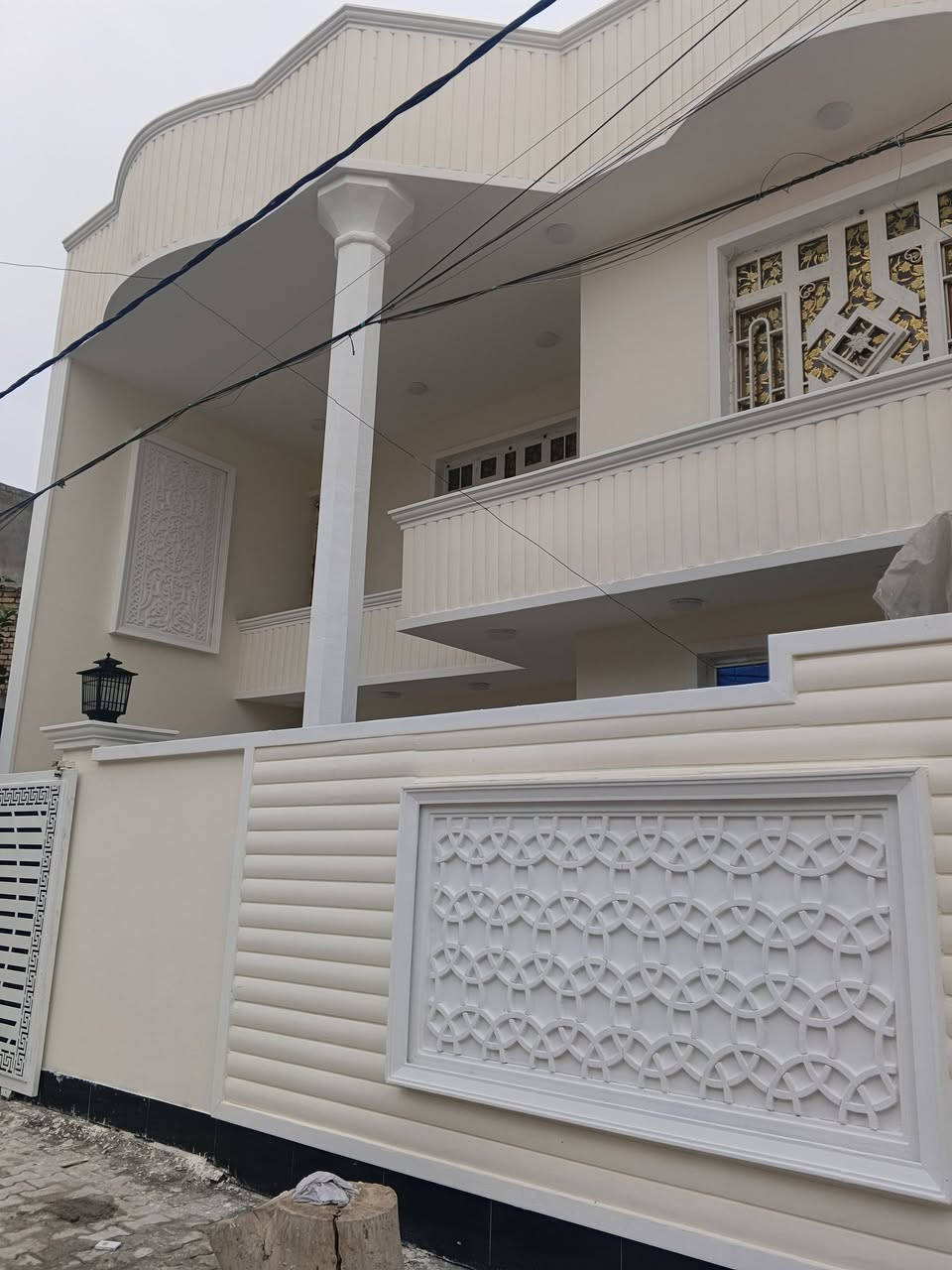 السلام عليكم...
بيت للبيع الخاجية شارع 30مقابيل مركز الصحي فرع اسواق زاد الخير المساحة 200 طابقين يحوي البيت على أربع غرف نوم مع ثلاث مجميع صحية البناء حديث ...للتفاصيل اكثر الاتصال *********** علاء العتابي
