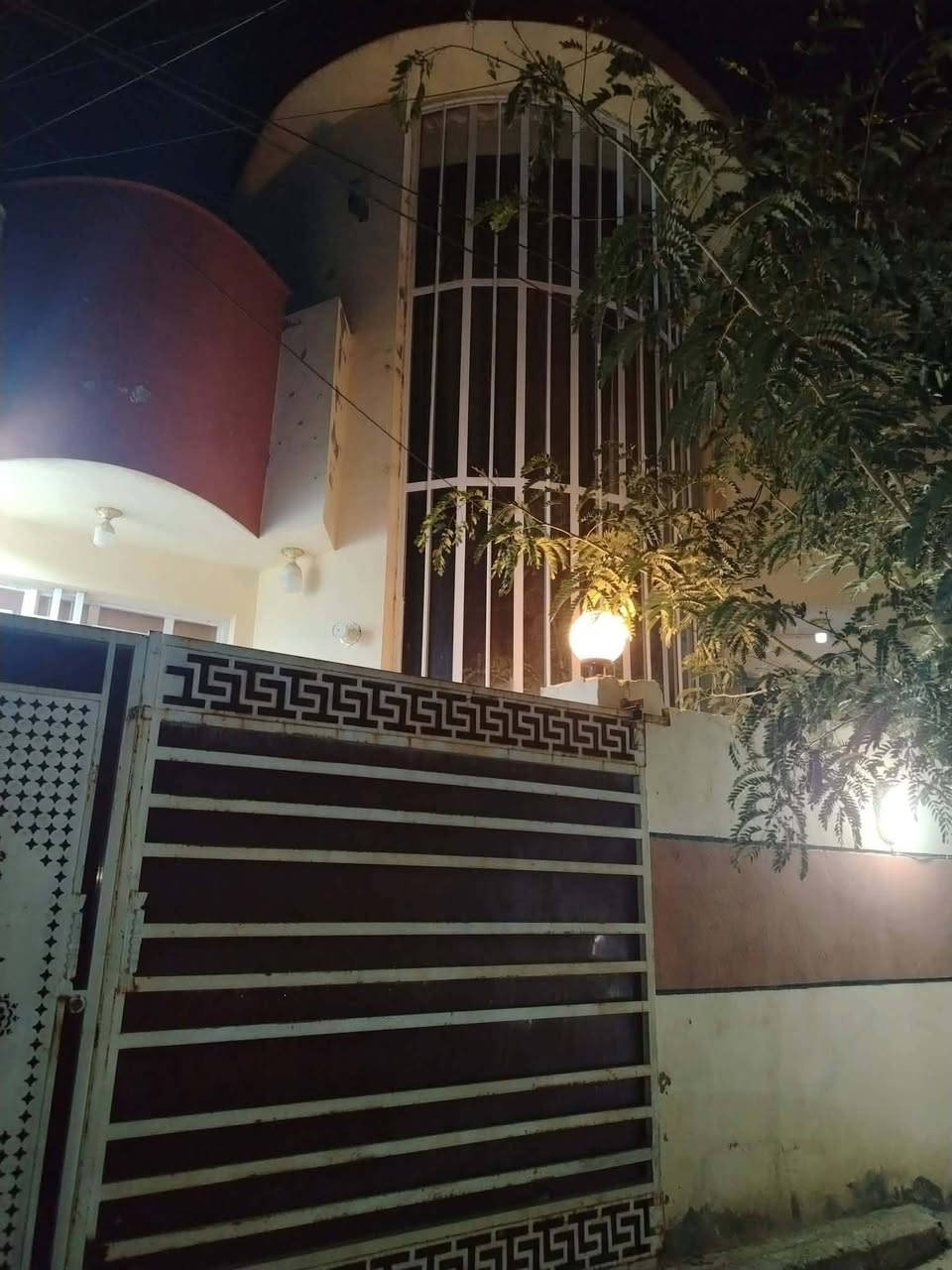 يالله توكلنا على الله بيت للبيع منطقة باب الحارة الزراعي مساحة ١٠٠متر مربع ١٠×١٠  ركن متكون من غرفة نوم واستقبال ومطبخ وصالة ومجموعة صحيات خارجية وصحيات داخلية ومنور الشارع الرئيسي قرب عمارة صبر 
الاستفسار الاتصال على الارقام التاليه
***********
***********
