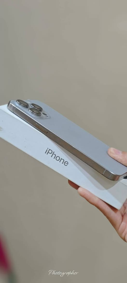 للبيع: iPhone 15 Pro Max بحالة ممتازة
الموديل: iPhone 15 Pro Max
​الذاكرة: 256 جيجابايت
​الحالة: نظيف جداً، لم يسبق له دخول أي تصليح (وكالة).
​البطارية: صحة البطارية 89%، مع 472 دورة شحن.
​المميزات: الجهاز نظيف، نموذج M، ويعمل بكفاءة عالية.
معه كاتونة ألصلية للجهاز
​ملاحظة: الجهاز بحالة الوكالة.
مكاني بغداد الحرية تجي تفحص براحتك اذا بي زلخ تاخذة بلاش
​***********

