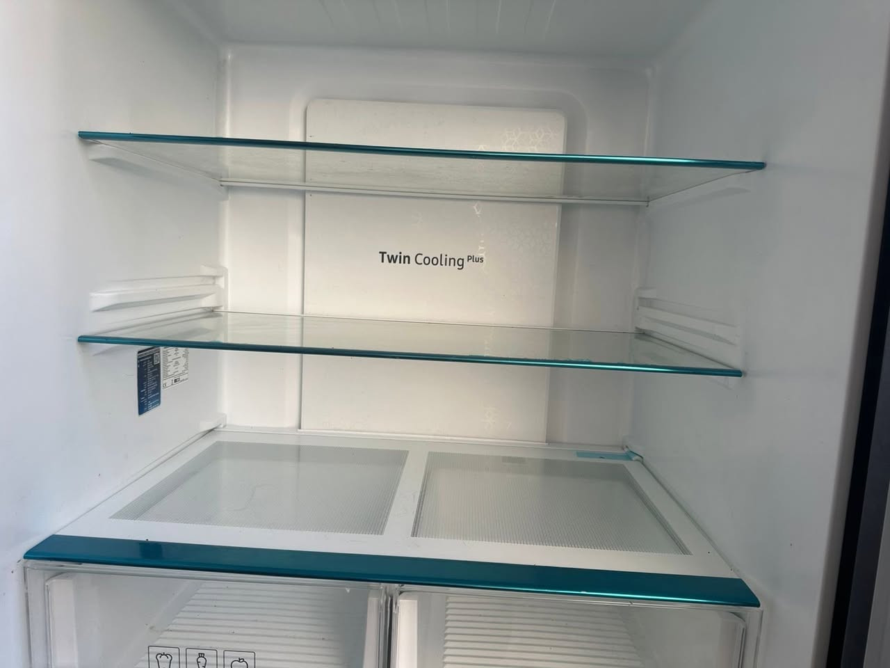 ثلاجة وجوة مجمدة مشتريها قبل أسبوع وهس أريد أبيع بسبب الانتقال البيت آخر اشتريتها بسعر 1,000,400 وهسا جوى المليون ابيعها مستعجل على البيع عنوان بغداد شالجيه قرب جامع براثا الي يريدها يدخل خاص يراسل لو يتصل على هذا الرقم *********** بي وتساب
