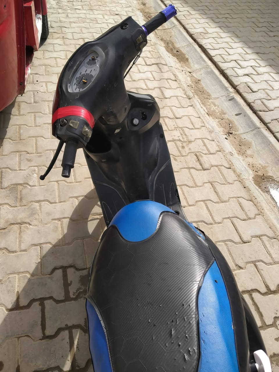 سلام عليكم دراجه للبيع بيهه بس ولفات هندر سلف شغال بس ولفات بيهه رايدهه ميه خمسين وبيهه مجال قليلي مكاني زعفرانيه شارع محهد ***********
