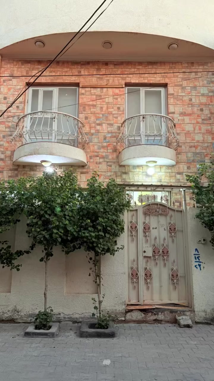 دار للبيع – كربلاء 🏠
📍 العنوان: كربلاء / حي النقيب / شارع النهر من جهة سلوان
قرب مطعم هاديز، مقابيل الحسيني الصغير

📐 المساحة: 100 م²
📏 الواجهة: 7 إلا ربع
⬇️ النزال: 15

📍 الموقع التفصيلي:
 • الدار على فرعين
 • رابع بيت عن الشارع
 • يبعد 5 دقائق عن شارع محمد الأمين
 • يبعد 10 دقائق مشي عن الإمامين

🏗️ مواصفات الدار:
 • طابقين
 • 3 غرف نوم
 • صالة
 • حمامين
 • مطبخين (حار وبارد)
 • بناء نظيف وجاهز للسكن

💰 السعر: 450 مليون… قابل للتفاوض

📞 للاستفسار يرجى التواصل على الرقم:

0771 801 9067
