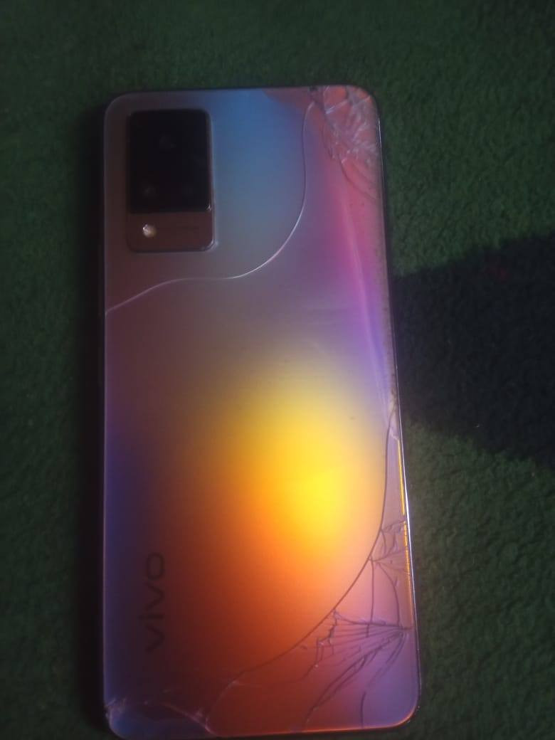 اسمة vivo V 21جهاز  غني عن التعريف مساحته 128GB عشوائيه 8GB
جهاز بيه كسر ب ظهر  وبس السعر رمزي كلش 
راسلني  واتساب ***********
 عنواني بغداد وموجود توصيل لكل المحافظات
