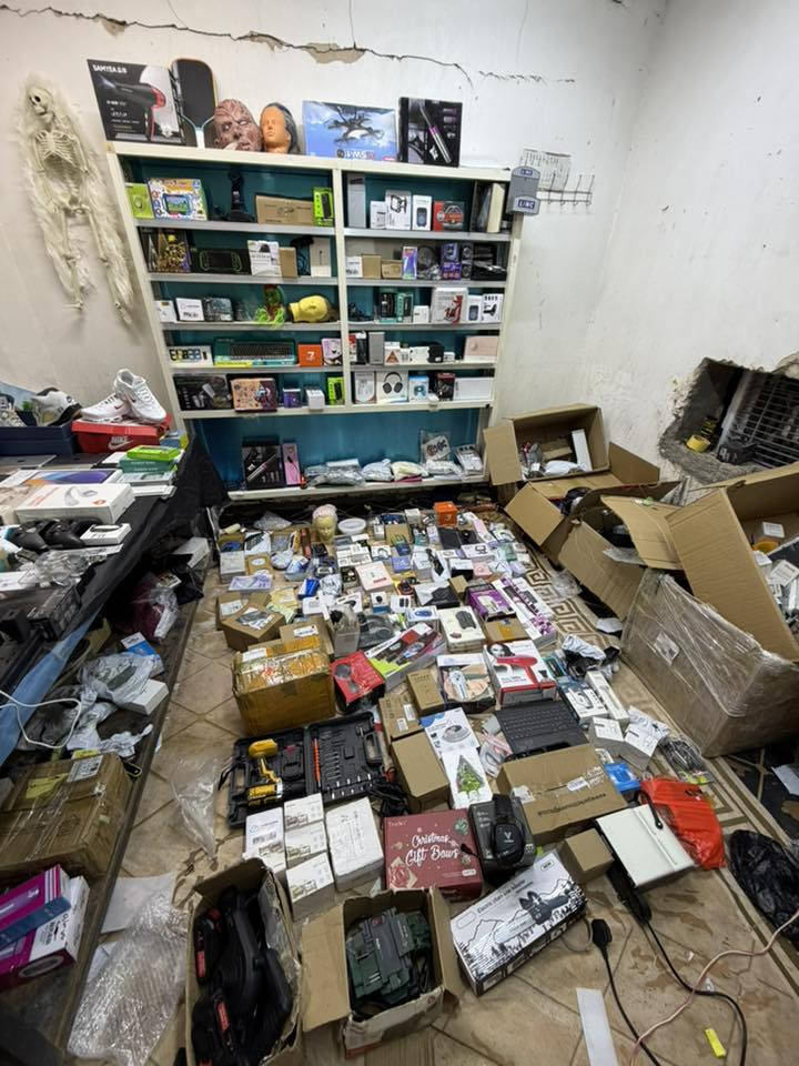 شلعة إلكتروني بيها أكثر من 400 قطعة، محسوبة بس 350 قطعة وياها هدية 3 كارتون ربش، وشلفان عدد 2، وملابس شتوي، قماصل، لانجري، وكلشي بيها 🔥 الايبادات 6  شغال كلشي مابي عندك قطعتين سوفت يرادلهن وقطعتين فحم مجموع الايبادات الكلي 10
فرصة للتجار وأصحاب البثوث والبيع، سعر مناسب وشغل مرتب
***********
