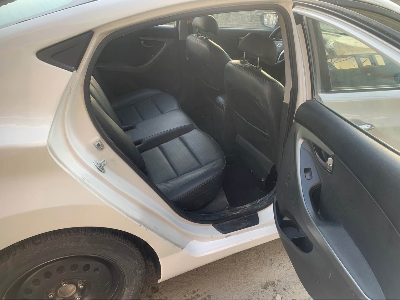 ئەلەنترا مۆدیل ٢٠١١ براوەی دوبەی
سلاید 
جڵد
کوشن هیتەر
ئاوێنە ئیشارەت
ئیکۆ
سەیارەکە توند و تۆڵە 
گێرو مەکینەی بەشەرت
لێدرای نیە
*********** بشدار, السليمانية
