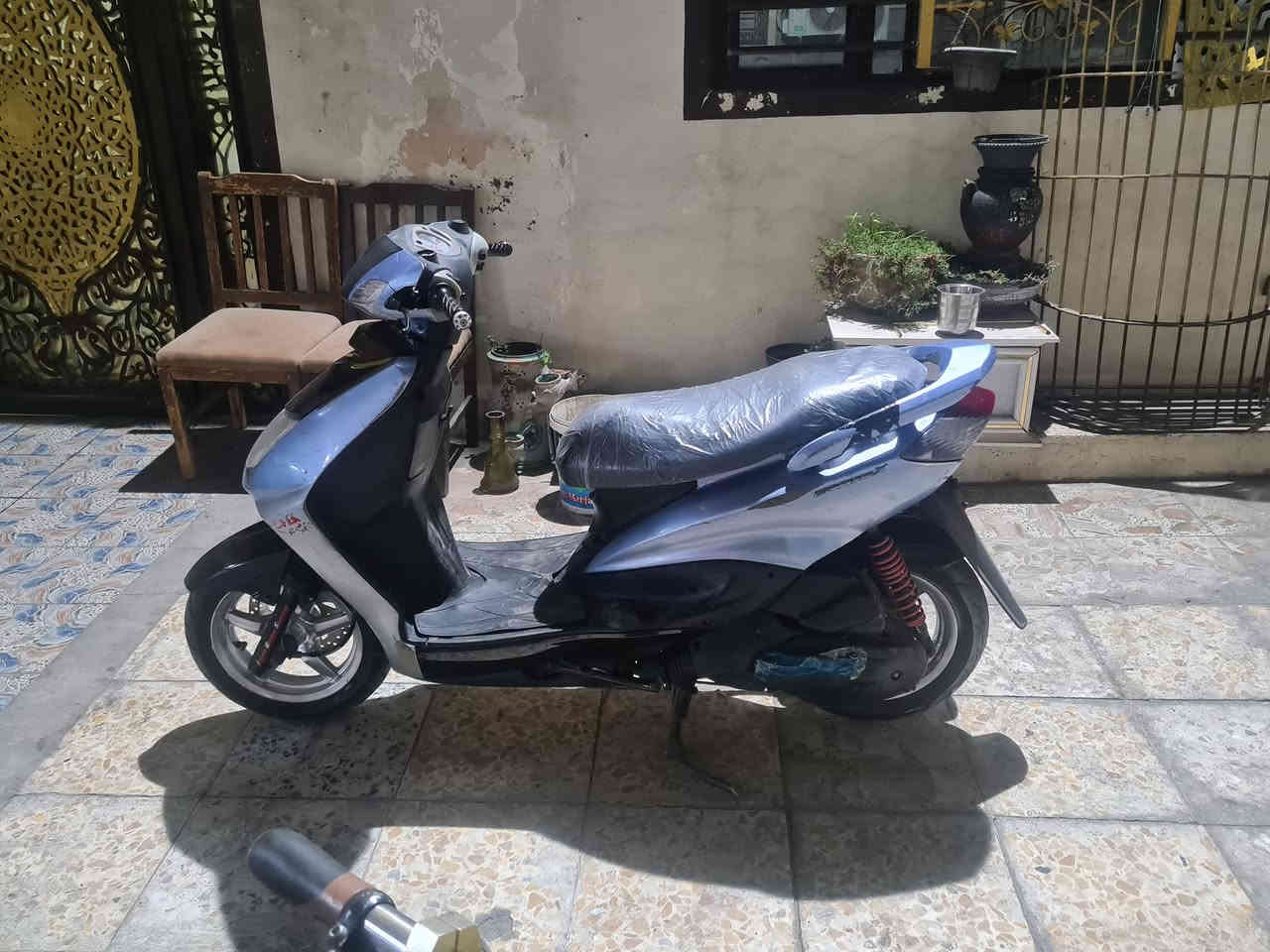 السلام عليكم سكنس نثية صارلها شهرين نازلة من الحاوية نضافة 100/100 لوك الدراجة نوزل كفرات شخط مابيها مكينه برغي ما مفتوح دراجة تايرات جديدة دراجة كاملة كل نقص مابيها متوكفك ب ٦٠٠ و بيها مجال مكاني كاظمية هذا الرقم *********** ممتواجد عالفيس
