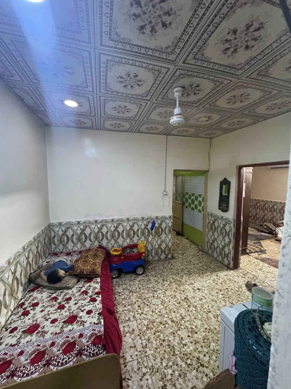السلام عليكم ورحمة الله
دار 100 متر في حي الميلاد خلف مدرسه أبا الفضل العباس 
يحتوي على ساحه 8*2
استقبال 6*4
صاله 3*3
مطبخ بارد3*3
مطبخ حار 1*1
مكشوفه 4*1
غرفه نوم 4*5
طابق 2 يحتوي على سويت كامل غرفه وصاله وصحيات 
بناء 2010 عكاده لكن نضيف مال سكن السعر خاص او اتصل ***********
