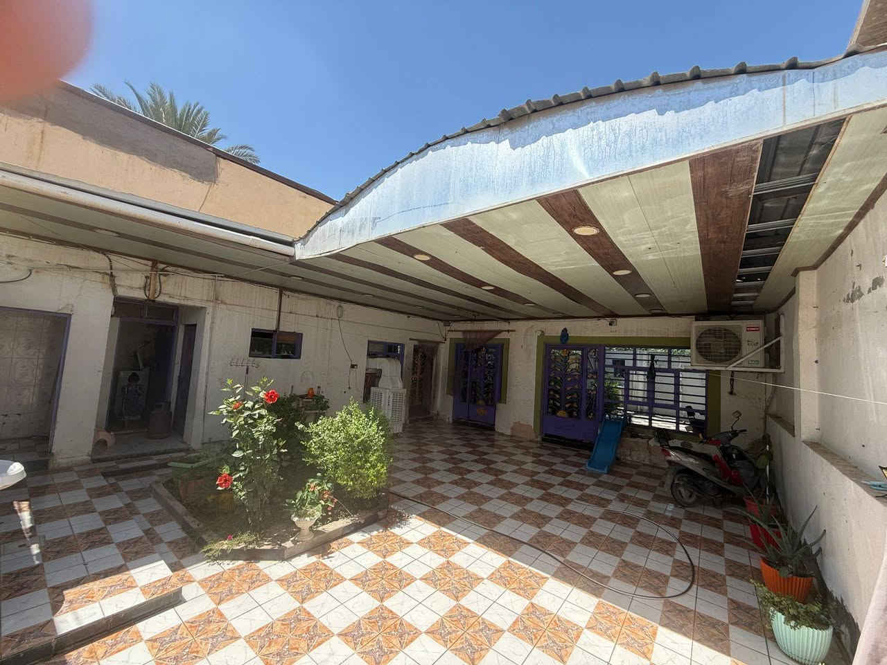 السلام عليكم
بيت للبيع طابو صرف مساحه 400م
بحي وحده
يحتوي علئ
استقبال
صاله عدد 2 
غرف نوم عدد 6 
مجمع صحيات  عدد 2 
طارمه عدد 2
ملاحضه البيت ع شارعين
التواصل ع الرقم ***********
