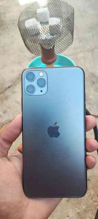 11 برو ماكس 256 كله بلادي بس ينطي هوه لأن منظف السماعات بطاريه 84 فيس ...