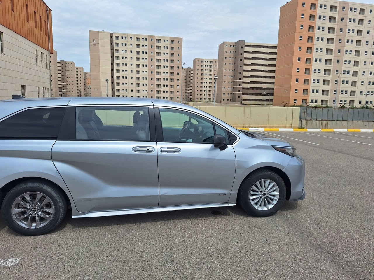 السلام عليكم تيوتا سينا للبيع السعر ١٩٠ ورقة الرقم *********** موديل ٢٠٢١
