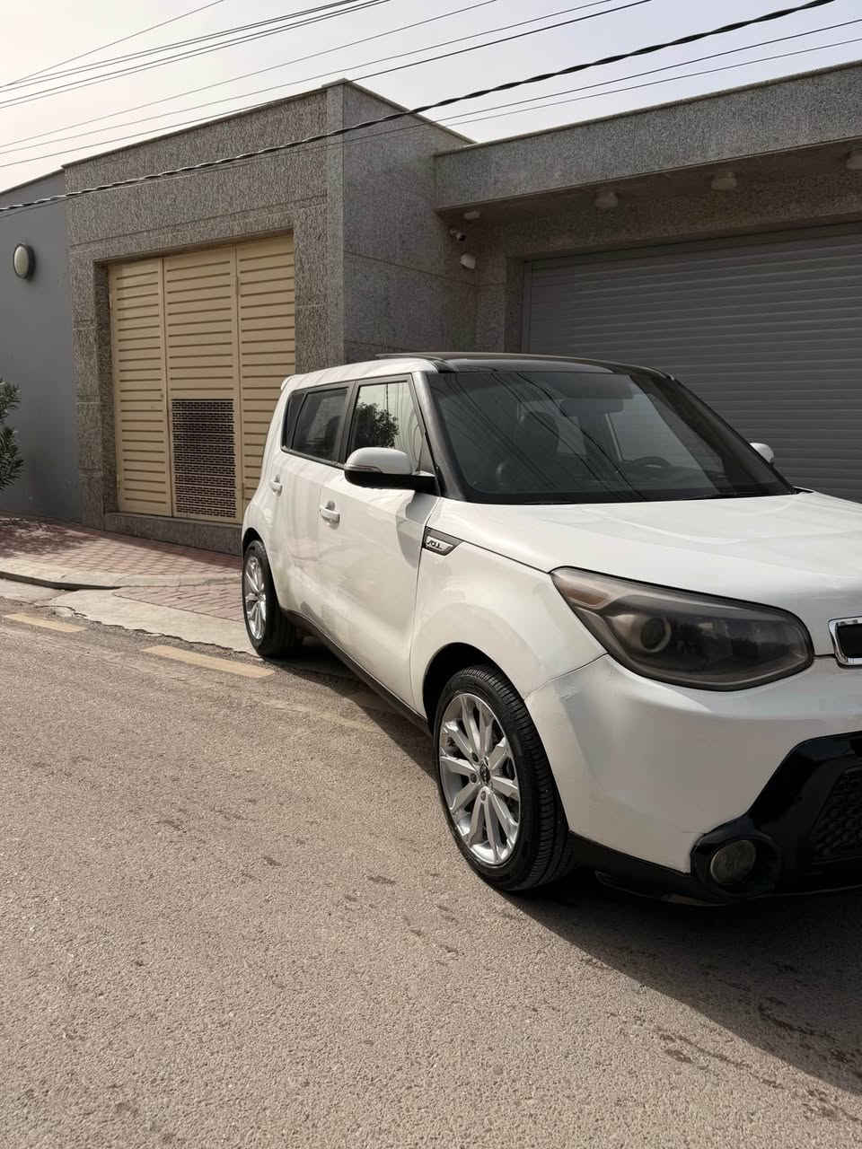 السلام عليكم صول ٢٠١٥ امركيه حادث جاملغ وبنيد رقم بغداد فول مواصفات ماشيه ٩٥ الف مواصفات 
⚫️ بصمه شتغيل 
⚫️ بصمه ابواب 
⚫️ فتحت سقف ( بنراما ) 
 ⚫️ كشن كهرباء
⚫️ تدفى + تبريد كشنات 
محرك ٢٠٠٠ GDi وباقي المواصفات المعروفه 
السعر ١٠٨ وبيه مجال شي بسيط مكان السياره بغداد الاعظميه *********** 1️⃣ بغداد, العراق
