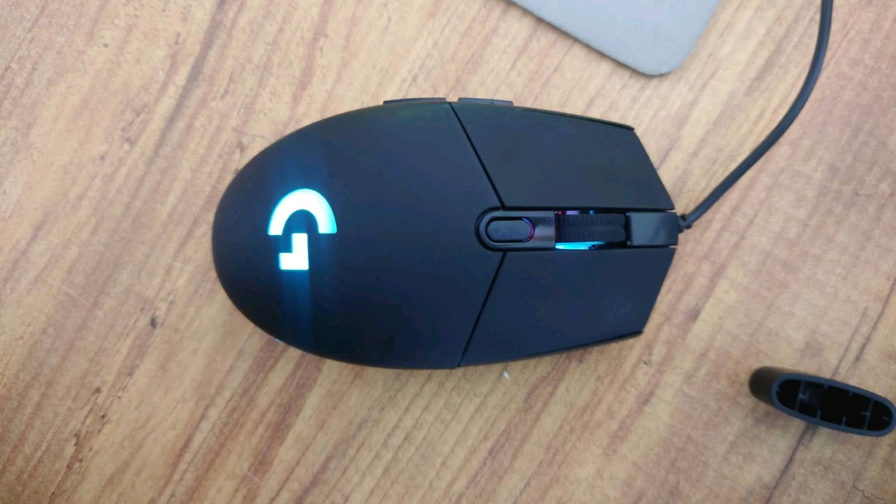 أنا أعرض ماوس Logitech G102 للبيع. الماوس مصمم خصيصاً لهواة الألعاب ويتميز بالإضاءة RGB والأداء العالي مع حساسية تصل إلى 8000 DPI لضمان دقة التحكم. المنتج بحالة ممتازة وصالح للاستخدام المباشر، وتم شراؤه مؤخراً. مناسب لكل من يستخدم الكمبيوتر لفترات طويلة سواء للألعاب أو الأعمال اليومية.