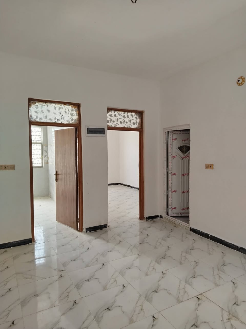 السلام عليكم بيت للبيع المساحه ١٠٠ متر البراكيه شارع المعمل مقابيل مدرسة علي الرماحي اساس صب كونكريت سقف صب كونكريت بناء طابوق نهروان البيت كامل من كلشي يحتوي على استقبال غرفه صاله مطبخ صحيات داخلي وخارجي السعر ٤٦ معه المجال الاستفسار على الرقم *********** مكتب بركات العباس ع
