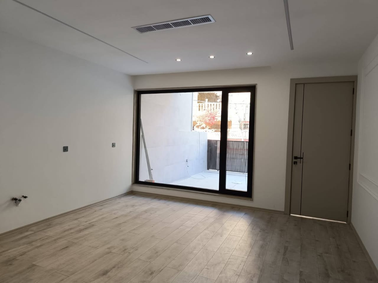 (خانووی تازە بۆ فرۆشتن لە سلێمانی لە گەڕەکی ڕزگاری)
خانووەکە زۆر جوانە
تازە درووست کراوە
فوول مواسفاتە 

نزیکی جادەی عام و بازاڕ و خەتی پاسە 

مساحەی 160متر
واجهەی 8متر پانە 

دوو قاتە بۆ دوو ماڵی جیا دەبێ 

قاتی یەکەم (هۆڵی دانیشتن و میوان و مەتبەخ، مساعد مەتبەخ، دوو ژووری نوستن، حمام و توالێت، گراج) 

قاتی دووەم (هۆڵی دانیشتن و میوان و مەتبەخ، مساعد مەتبەخ، دوو ژووری نوستن، حمام و توالێت، باڵکۆنی) 

تێبینی: خانووەکە دیکۆراتی جیاوازو بێ وێنەی بۆ کراوە ، وە سیستمی شۆڤاژو دەکتی موبەریدە و زۆر مواسفاتی تری هەیە 

نرخی 17 دەفتەرو نیو وە مجالی تێدایە
تلفون ***********
.............................................................................
(دار للبيع في السليمانية في حي رزگاري) 
البيت الجديد
فول المواصفات 

موقع مميز
قريب من الشارع العام و اسواق 

المساحة 160متر 

مكون من الطابقين
يجوز للعائلتين 

الطابق الاول (صالة معيشة، مطبخ بارد، مطبخ حار، صحيات، غرفتين نوم، كراج) 

الطابق الثاني (صالة معيشة، مطبخ بارد، مطبخ حار، غرفتين نوم، صحيات، بلكونه) 

السعر: 17 دفتر و نص، قابل للتفاوض

للمزید من الاستفسار الرجاء الاتصال بالارقام التالیة 

هاتف، واتس اب، فايبر ***********
