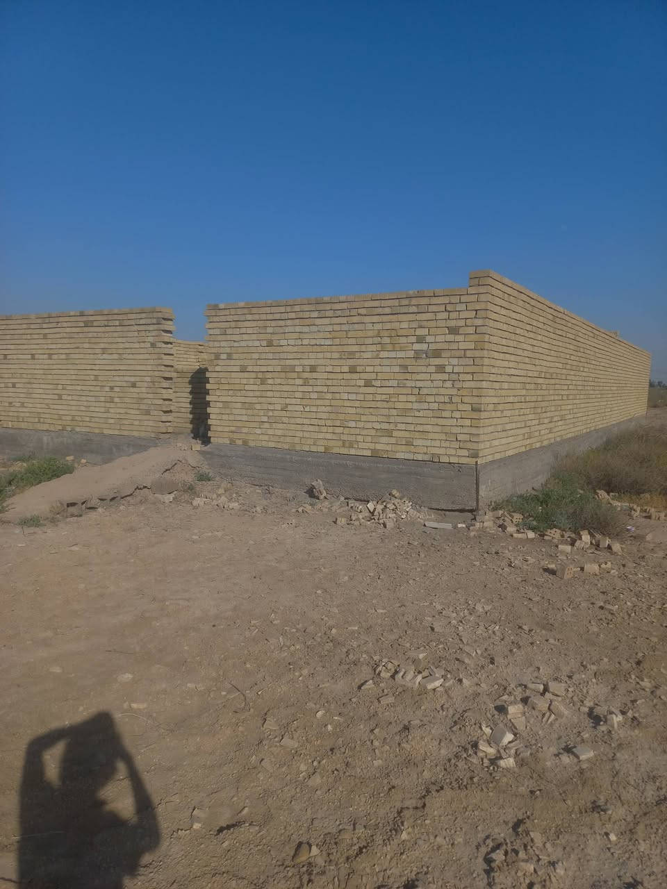 سلام عليكم عندي قطعه ارض ٢٠٠ متر لبيع كامل بتلو باقي له تقريبا ٣ دبلات لسقف الي يريد يشتري ***********
