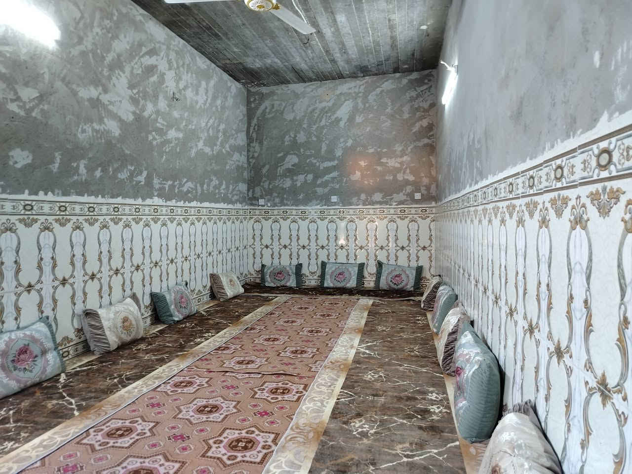 السلام عليكم بيت 200 م للبيع سبع قصور قريب على المستوصف مال الكراج بشارع ابوسبع ركن يم الملعب  بيه غرفتين ومطبخ صالة واستقبال وساحة مال بيت 9متر خدمات متوفرة بيه مكاتبة السعر 55 بيه مجال ***********
