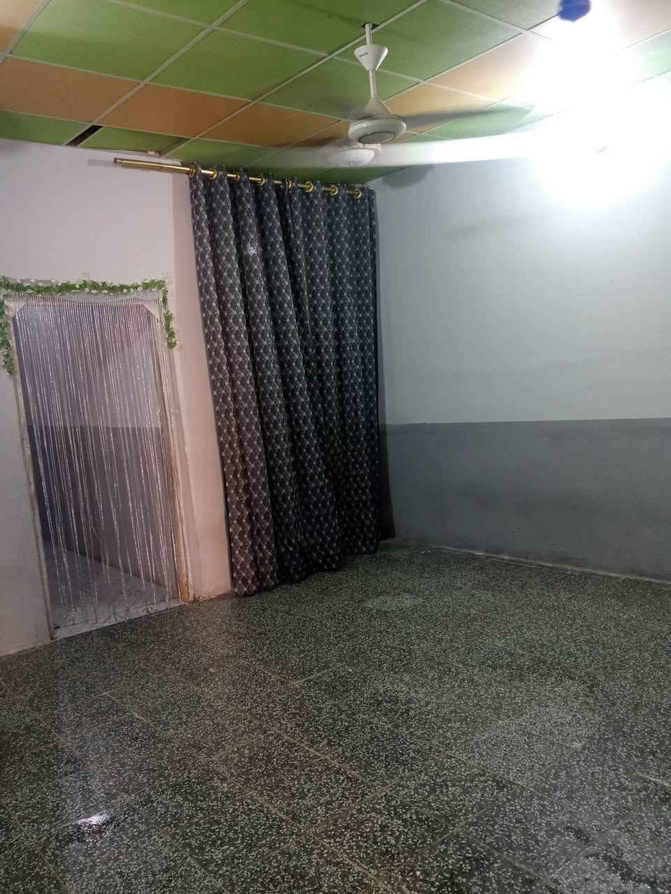 سلام عليكم بيت رهينه لسعر 4ملابين شارع لفلل غرفة وصالة ومطبخ واستقبال وحمام دخلي وخرجي نضيف مستعجل عليه لرهني عندي ضرف  ***********
