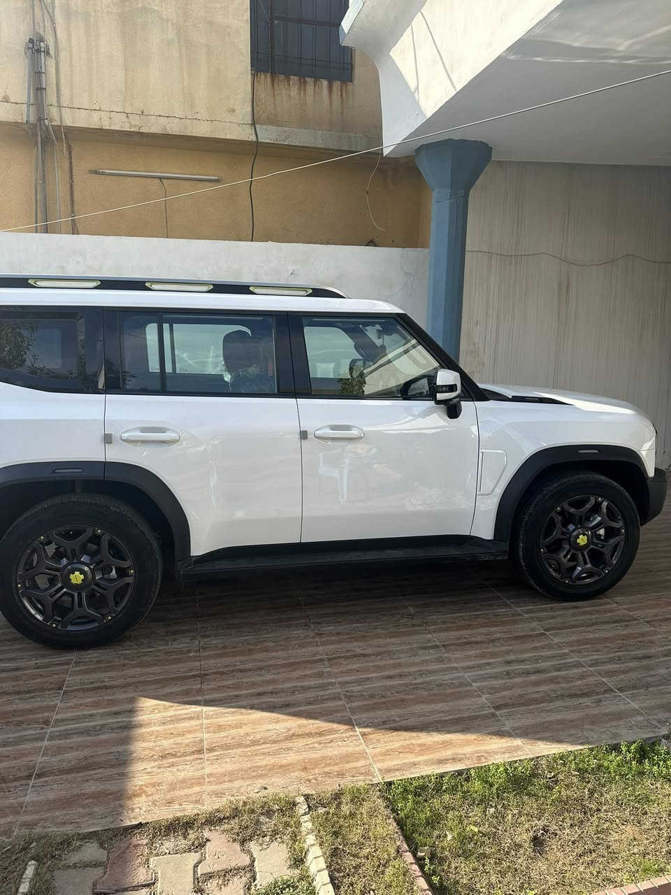 جيتور T2 2025
جيتور T2 2.0L LUXURY

الموديل: 2025 (هارلم)
العداد: 27,000كم قابل للزيادة 

اللون:   ابيض. داخل زيتوني

المحرك: 4 أسطوانات L 2.0 تيربو 254 حصان حقن مباشر
عزم الدوران (نيوتن-م): 390
ناقل الحركة: اوتوماتيكي دبل كلاتش من 7 سرعات
نظام الدفع: نظام دفع رباعي متطور من BorgWarner

الضمان الأساسي: 6 سنوات وعداد كيلومترات مفتوح
ضمان المحرك: 10 سنوات او 1،000،000 
بعدها داخل الضمان و الصيانة كلها داخل الشركة 

المواصفات:

*فتحة سقف بانوراما 1.1م
*إطارات قياس 20 إنچ
*الصندوق شفط
*الشباك الامامي المضاء  بجيتور 
*مثبت سرعة مع رادار تفاعلي
*نظام القيادة شبه الذاتية
*نظام الكبح التلقائي في حالة الطوارئ
*نظام تحذير الاصطدام الامامي والخلفي
*كاميرات محيطية 540 درجة
*حساسات أمامية وخلفية
*نقطة عمياء
*نظام تحذير مغادرة المسار
*نظام المساعدة للبقاء في المسار
*شاشة التحكم بقياس 15.6 إنچ
*شاشة القيادة بقياس 10.25 إنچ
*نظام صوتي متطور 12 سماعة من Sony
*نظام أبل كاربلاي وأندرويد أوتو لاسلكي
*نظام اوامر و تحكم صوتي
*مقصورة الركاب من الجلد الفاخر والكنتارا
*مقعد السائق والراكب كهربائي
*مقاعد السائق والراكب مبردة
*مقاعد السائق والراكب مزود بذاكرة لحفظ 3 وضعيات الجلوس
*إنارة ترحيبية مع إنارة محيطية متعددة الالوان
*عتبات الأبواب مضيئة
*مصابيح أمامية وخلفية أوتوماتيكية LED 
*التكيف التلقائي للضوء العالي
*نظام تقليل الضجيج النشط مع زجاح مزدوج
*المرايا الجانبية قابلة للطي كهربائياً ومدفئة
*دخول ذكي و تشغيل عن بعد
*خاصية إغلاق نوافذ وفتحة السقف عن بعد
*شاحن هاتف لاسلكي سريع
*نظام تنقية الهواء PM2.5 وفلتر N95
*مسند الذراع الوسطي مع ثلاجة
*انماط قيادة متعددة للطرق الوعرة
*وسائد هوائية امامية و جانبية عدد 6
*ماسحات الزجاج الأمامي مع حساس للمطر
*دوسات جانبية
*نظام الفرامل الأوتوماتيكي Autohold
*نظام التحكم بنزول المنحدرات
*نظام المساعدة لصعود المرتفعات
*نظام مراقية ضغط الاطارات

مكان السيارة بغداد /العامريه
***********التواصل ع الرقم واتساب
