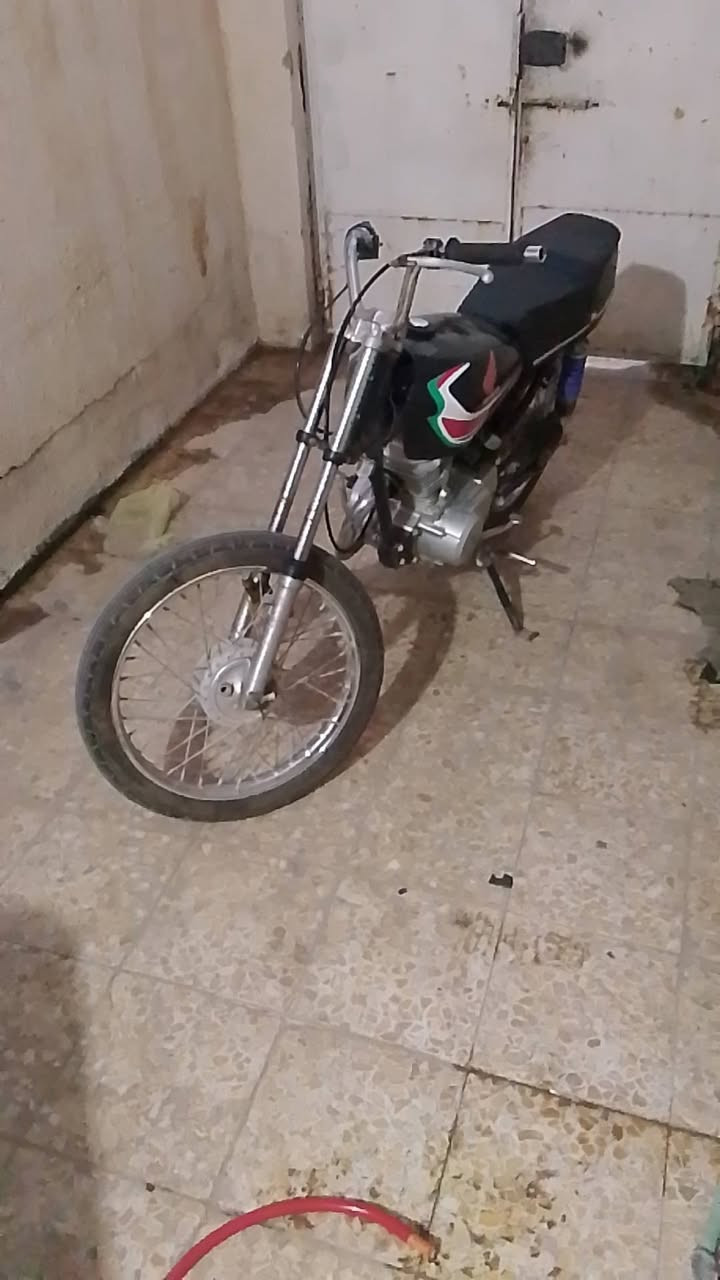 اربعه كير كلك كلك بيها خيط بخار 300 وبيها مجال مكلف بالنشر لتراسل ***********
