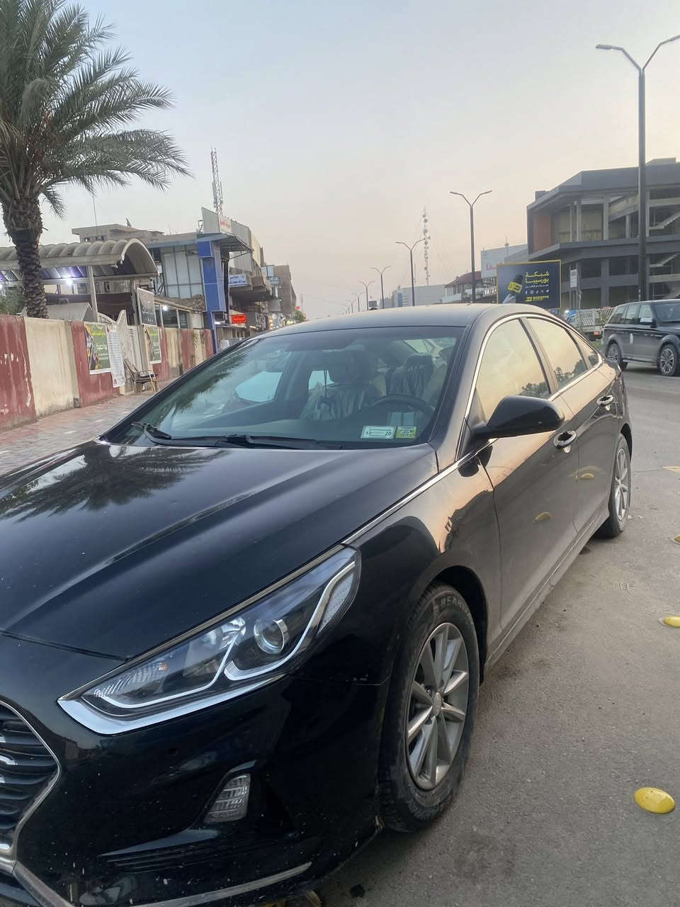 سوناتا 2018  وارد أمريكي
مواصفات النص فول العادية 
السيارة بأسمي وسنوية جديدة تحويل ثاني يوم 
السيارة كاملة زنون عالي تبريد تخم تايرات مكينة وكير ممفتوحات حادثها بنيد وجامرلغ وبيها بارد بالجامرلغ الثاني شوية ماشية 95 ألف 
السيارة نظيفة شوفت عينكم مثل ما واضح بالصور 
السعر 120 وبيها مجال بسيط
***********
