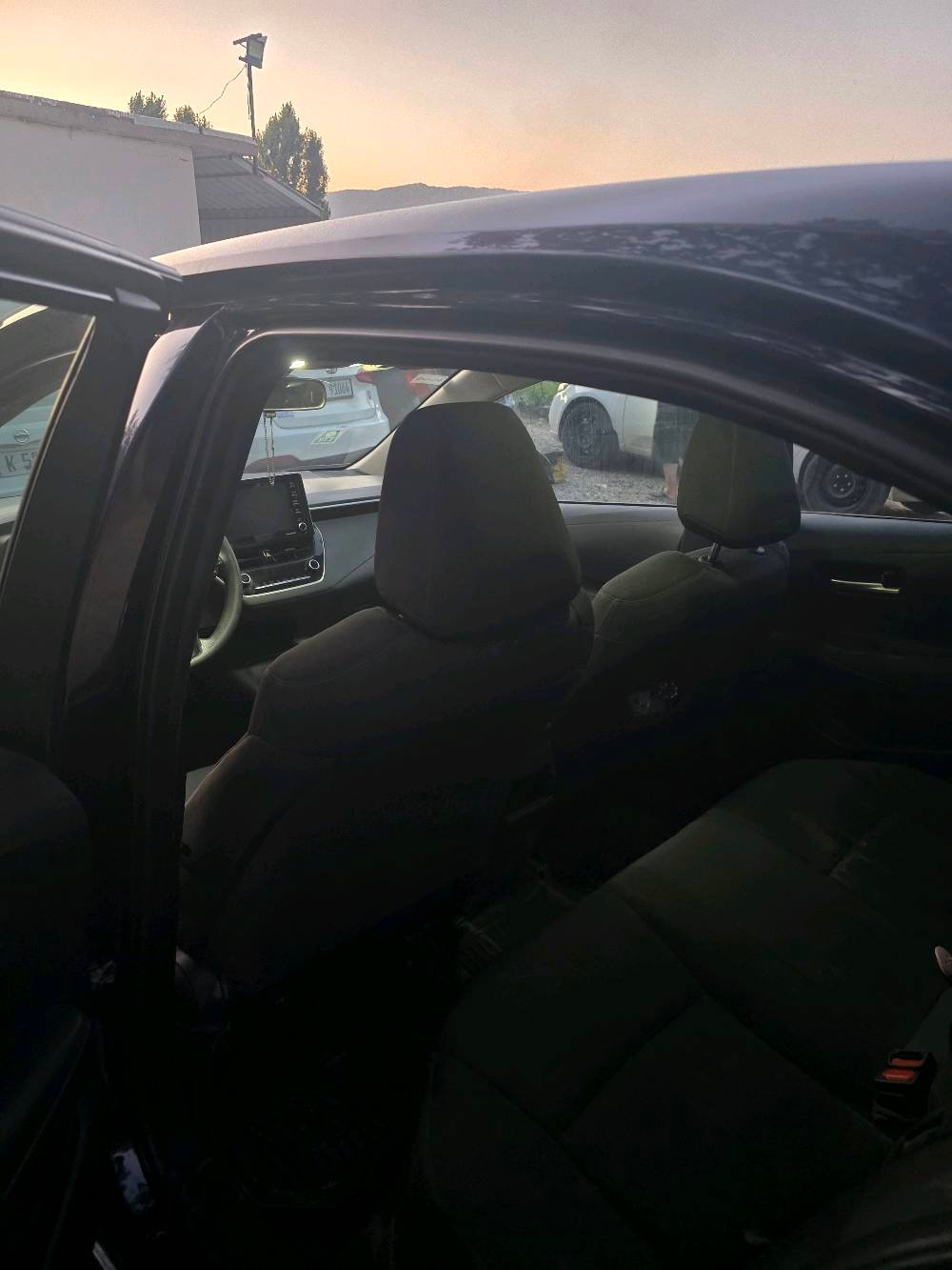 تويوتا كورلا موصفات Le بيها اربع قطع صبغ رقم وسنوية جديد عليها 7 ورقات غرامة سعر 135 ومجال بسيط وتنزل الغرامات من سعرها  
واتساب :- +964 751 319 9899
تگدر توضحلي سنة الصنع/الموديل بالضبط وعدد الممشى الحقيقي حالياً؟: 
2021
القير أوتوماتيك لو غيره؟ وبيها أي عطل أو صيانة مطلوبة هسه لو جاهزة على حد علمك؟: 
اوتو 
السيارة وارد لو محلي؟ وإذا وارد، من أي ولاية/بلد؟ وهل بيها حوادث أو شاصي/رشة غير الأربع قطع؟: 
وارد امريكي
وين مكان السيارة بالضبط بالعراق حتى يگدرون يشوفوها ويفحصوها؟: 
العراق/دهوك
شكد آخر سعر تقبله بعد تنزيل الغرامات؟ وهل تقبل البدل أو البيع الكاش فقط؟: 
البيع كاش فقط 